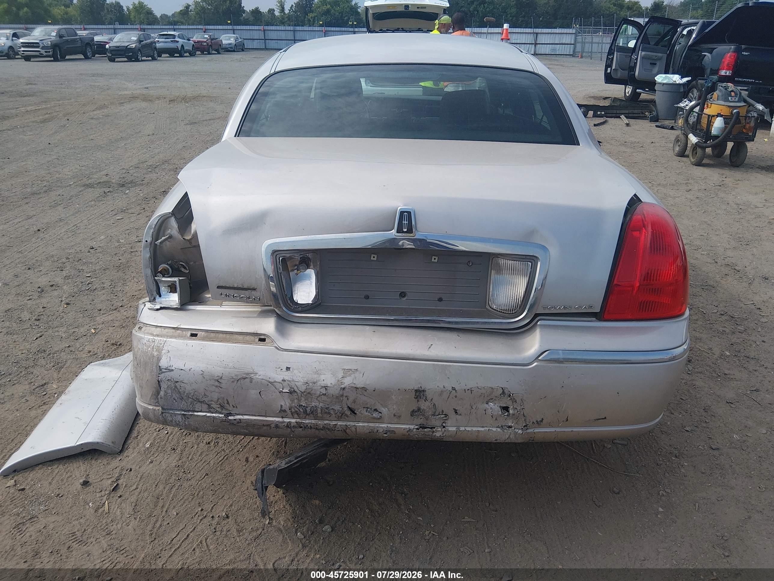 2011 Lincoln Town Car Signature Limited Silver vin: 2LNBL8CV5BX761208