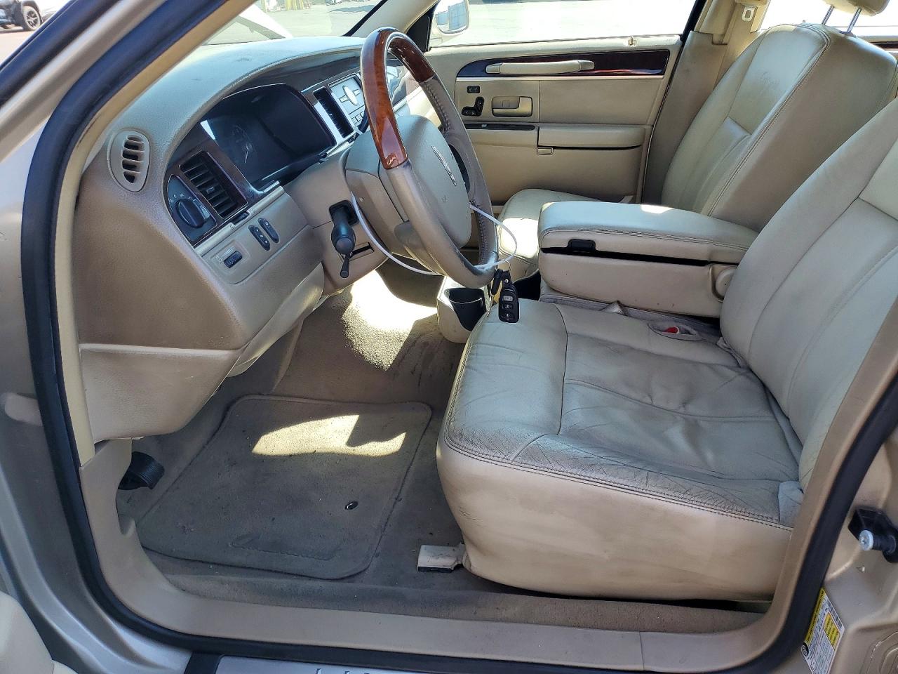 2010 Lincoln Town Car Signature Limited Tan vin: 2LNBL8CV6AX623823
