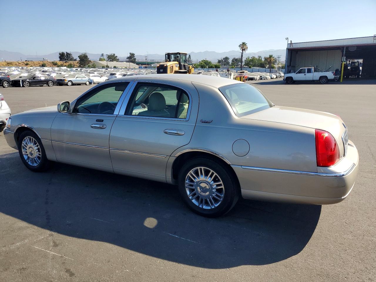 2010 Lincoln Town Car Signature Limited Tan vin: 2LNBL8CV6AX623823