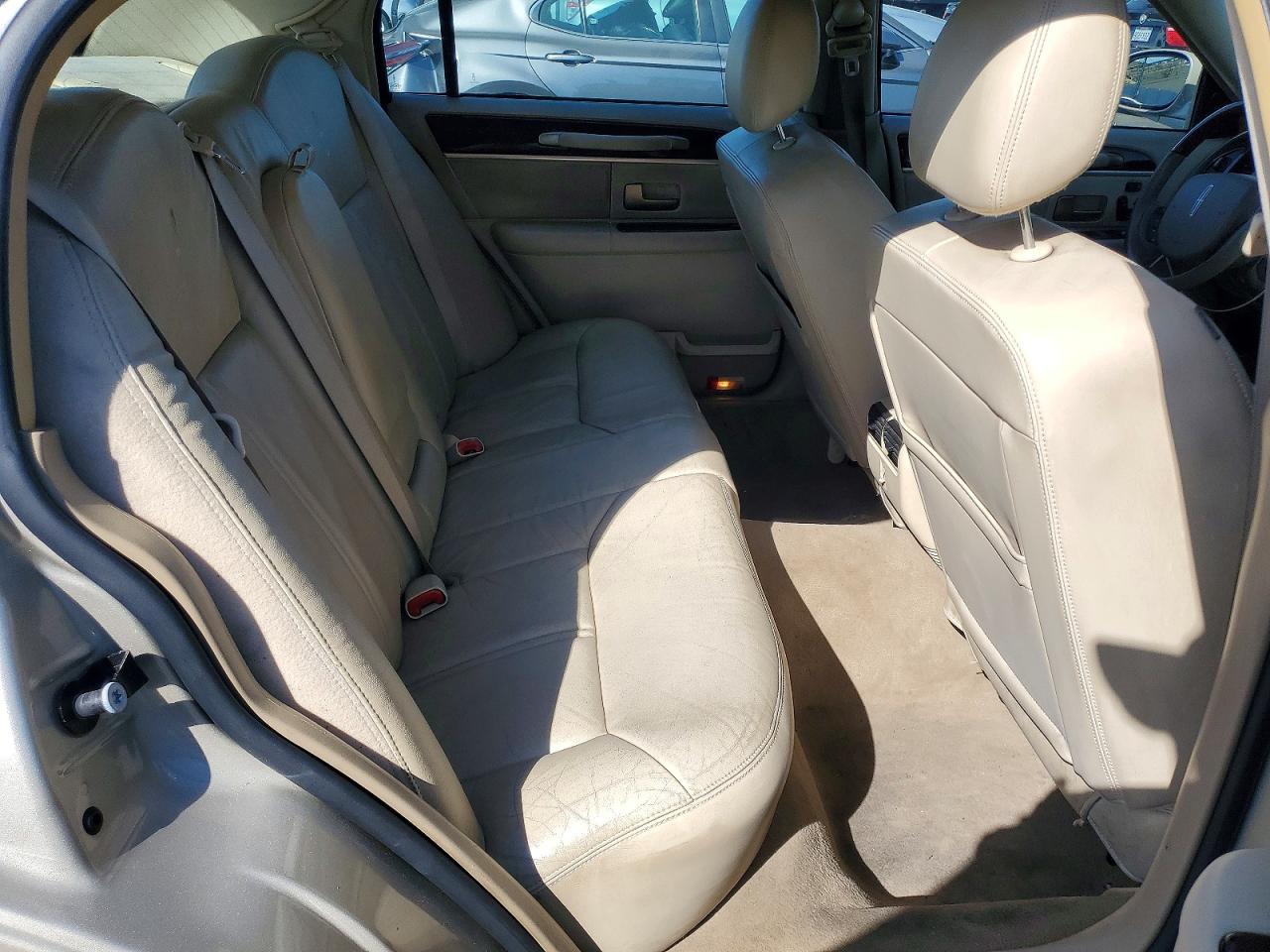 2010 Lincoln Town Car Signature Limited Tan vin: 2LNBL8CV6AX623823