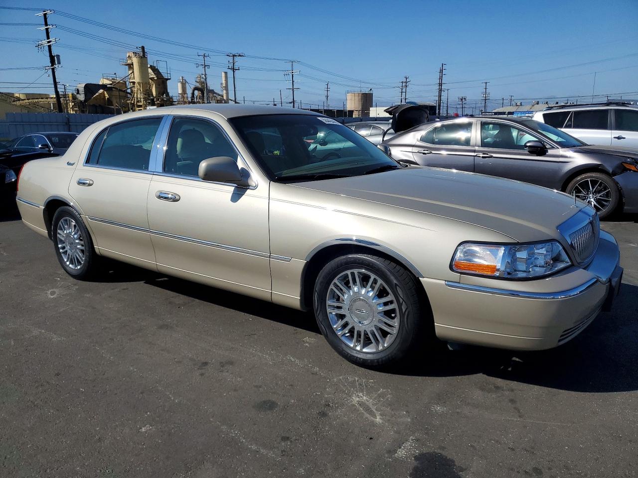 2010 Lincoln Town Car Signature Limited Tan vin: 2LNBL8CV6AX623823