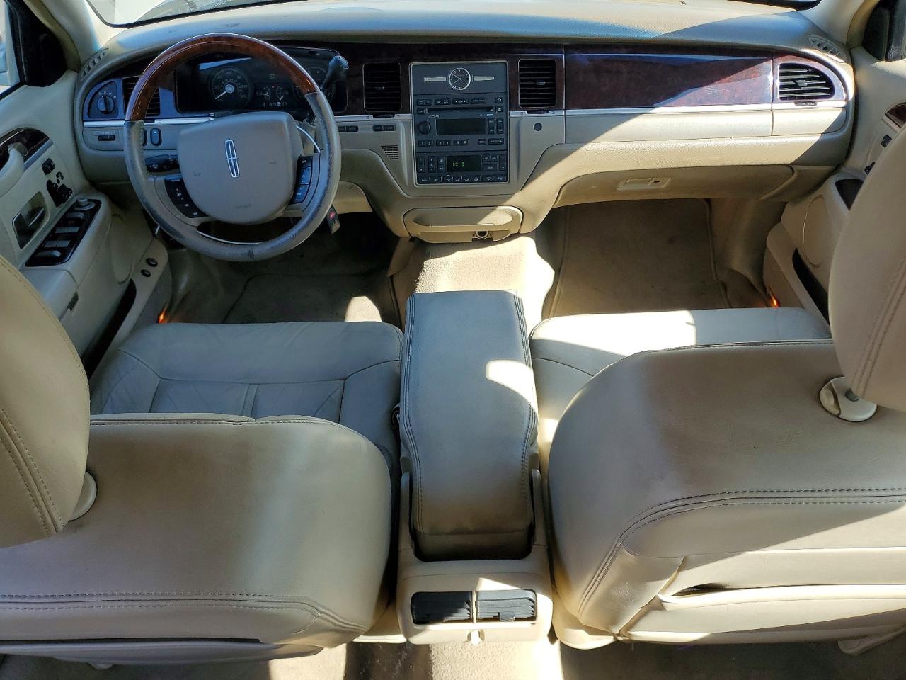 2010 Lincoln Town Car Signature Limited Tan vin: 2LNBL8CV6AX623823