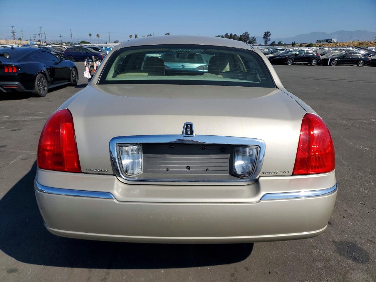 2010 Lincoln Town Car Signature Limited Tan vin: 2LNBL8CV6AX623823