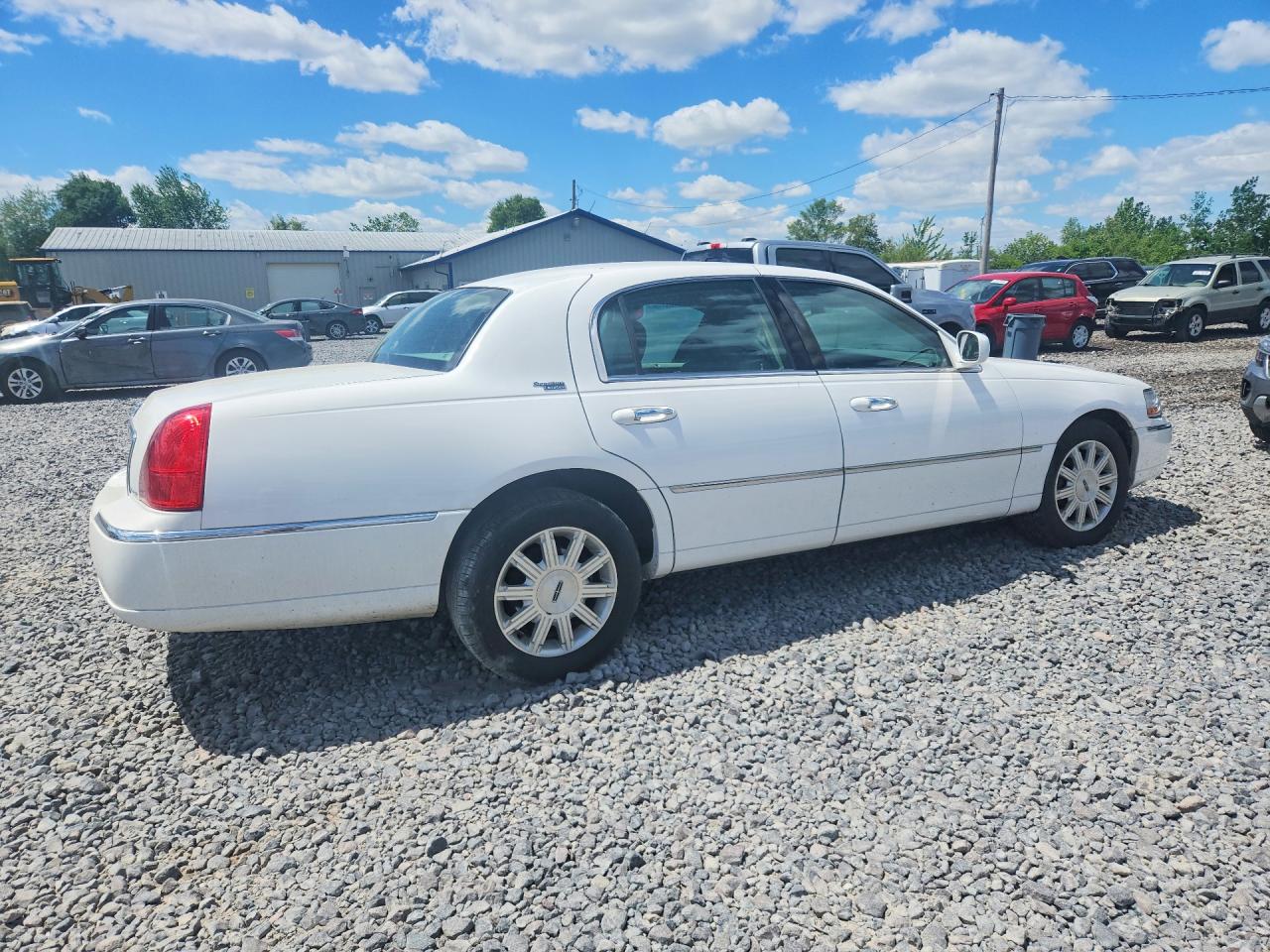 2011 Lincoln Town Car Signature Limited White vin: 2LNBL8CV6BX763503