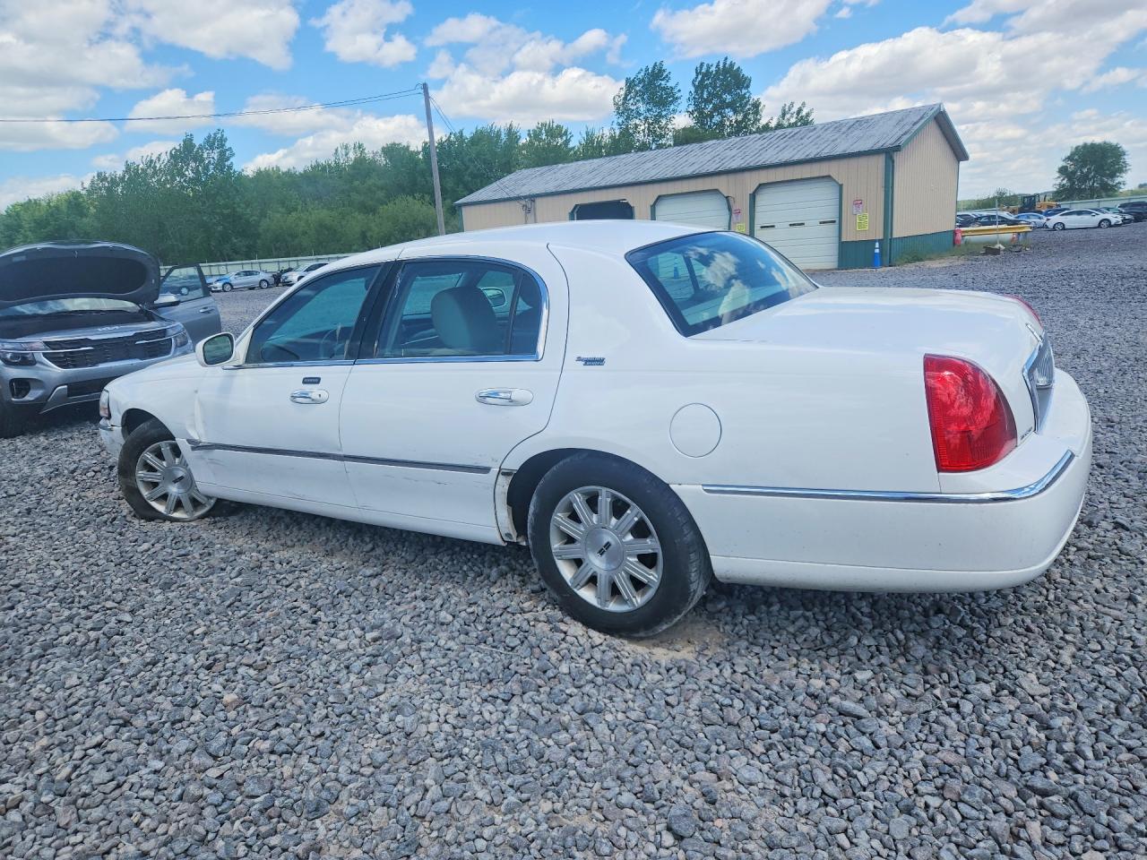 2011 Lincoln Town Car Signature Limited White vin: 2LNBL8CV6BX763503