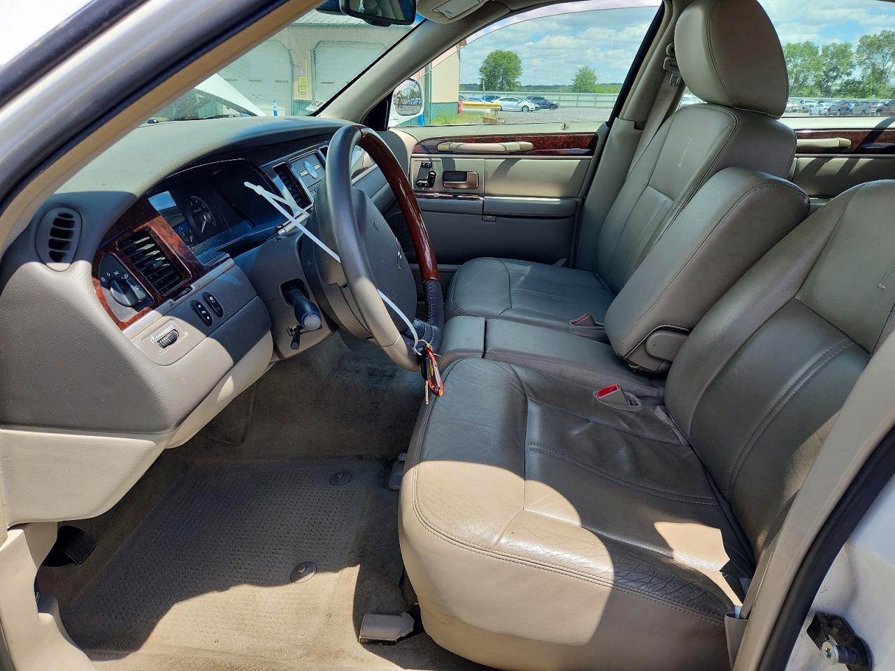2011 Lincoln Town Car Signature Limited White vin: 2LNBL8CV6BX763503