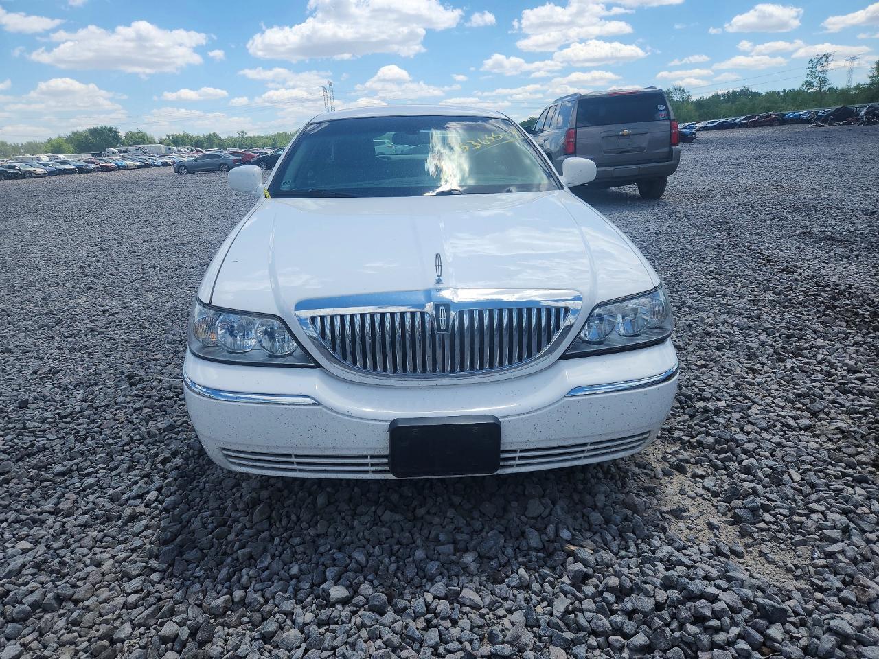 2011 Lincoln Town Car Signature Limited White vin: 2LNBL8CV6BX763503