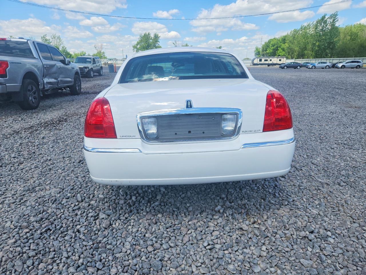 2011 Lincoln Town Car Signature Limited White vin: 2LNBL8CV6BX763503