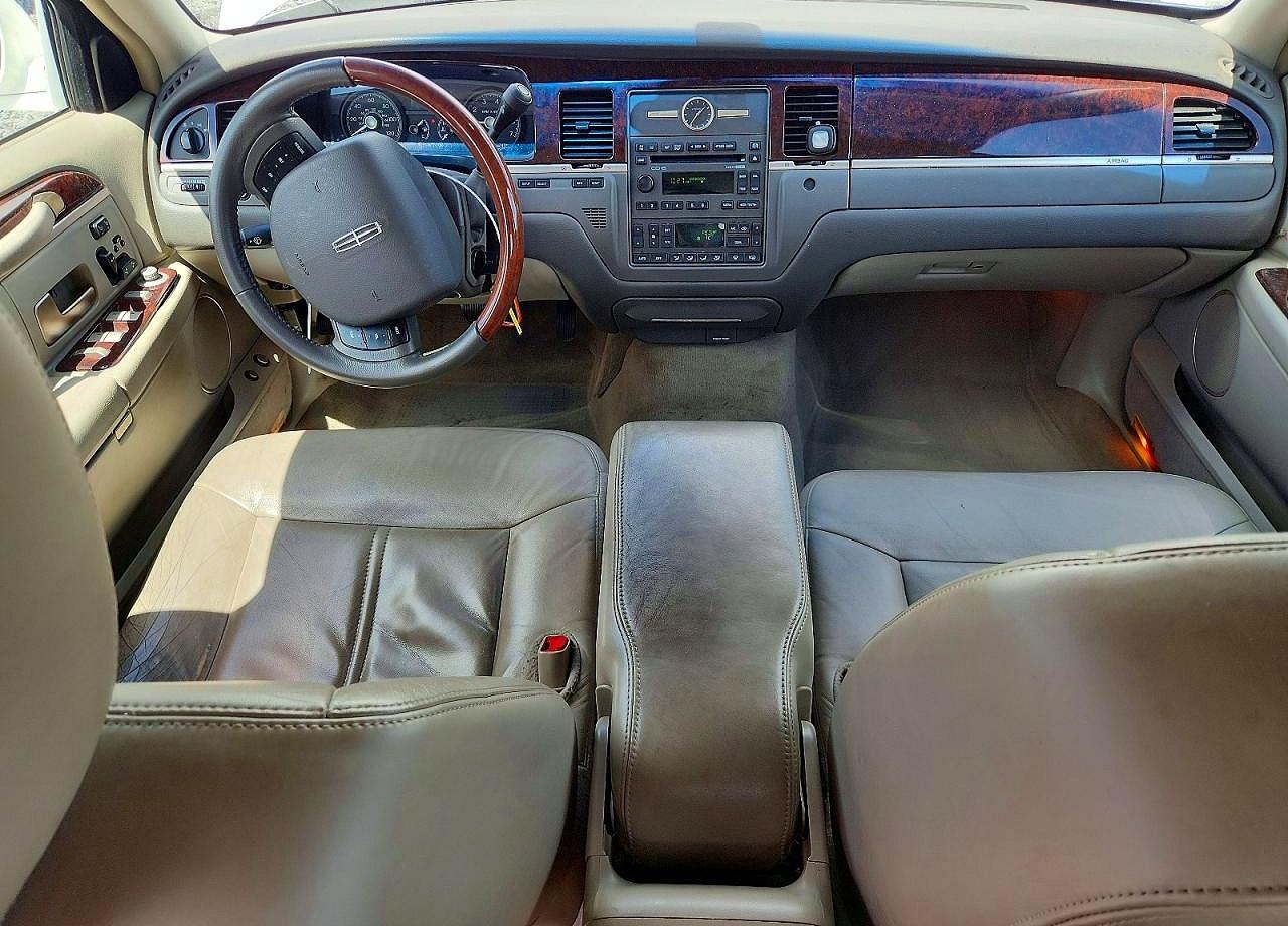 2011 Lincoln Town Car Signature Limited White vin: 2LNBL8CV6BX763503