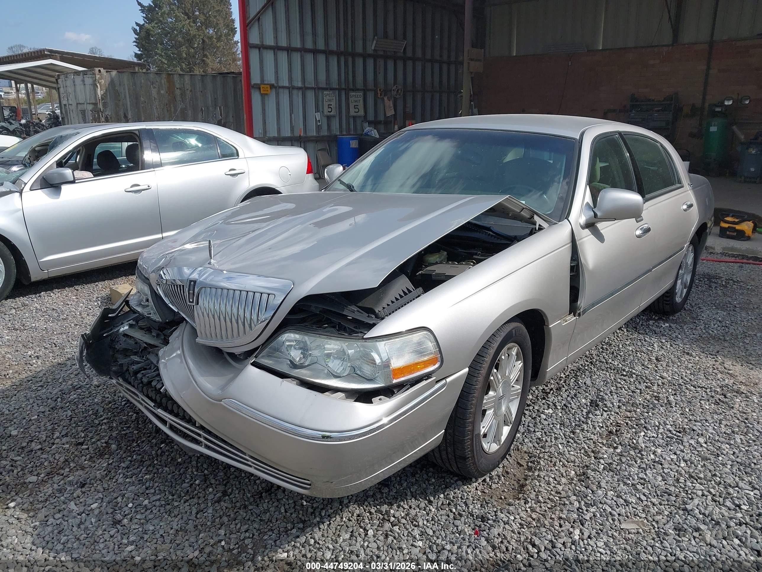 2011 Lincoln Town Car Signature Limited Gold vin: 2LNBL8CV7BX750663
