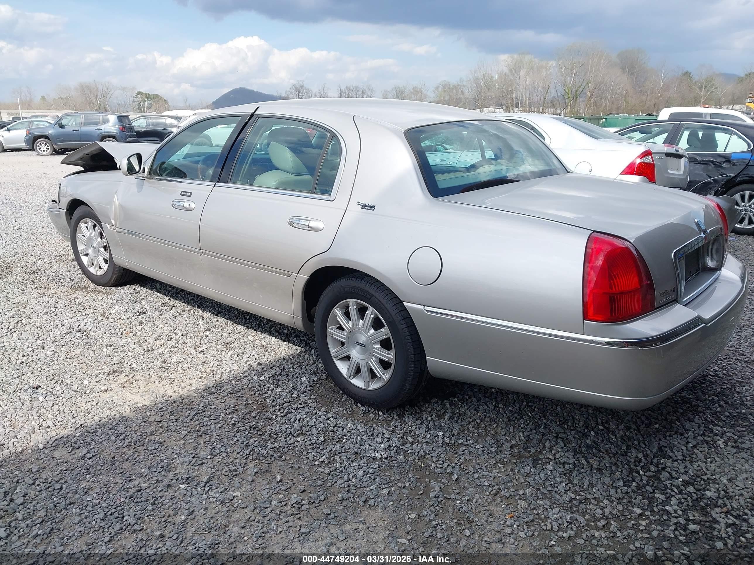 2011 Lincoln Town Car Signature Limited Gold vin: 2LNBL8CV7BX750663