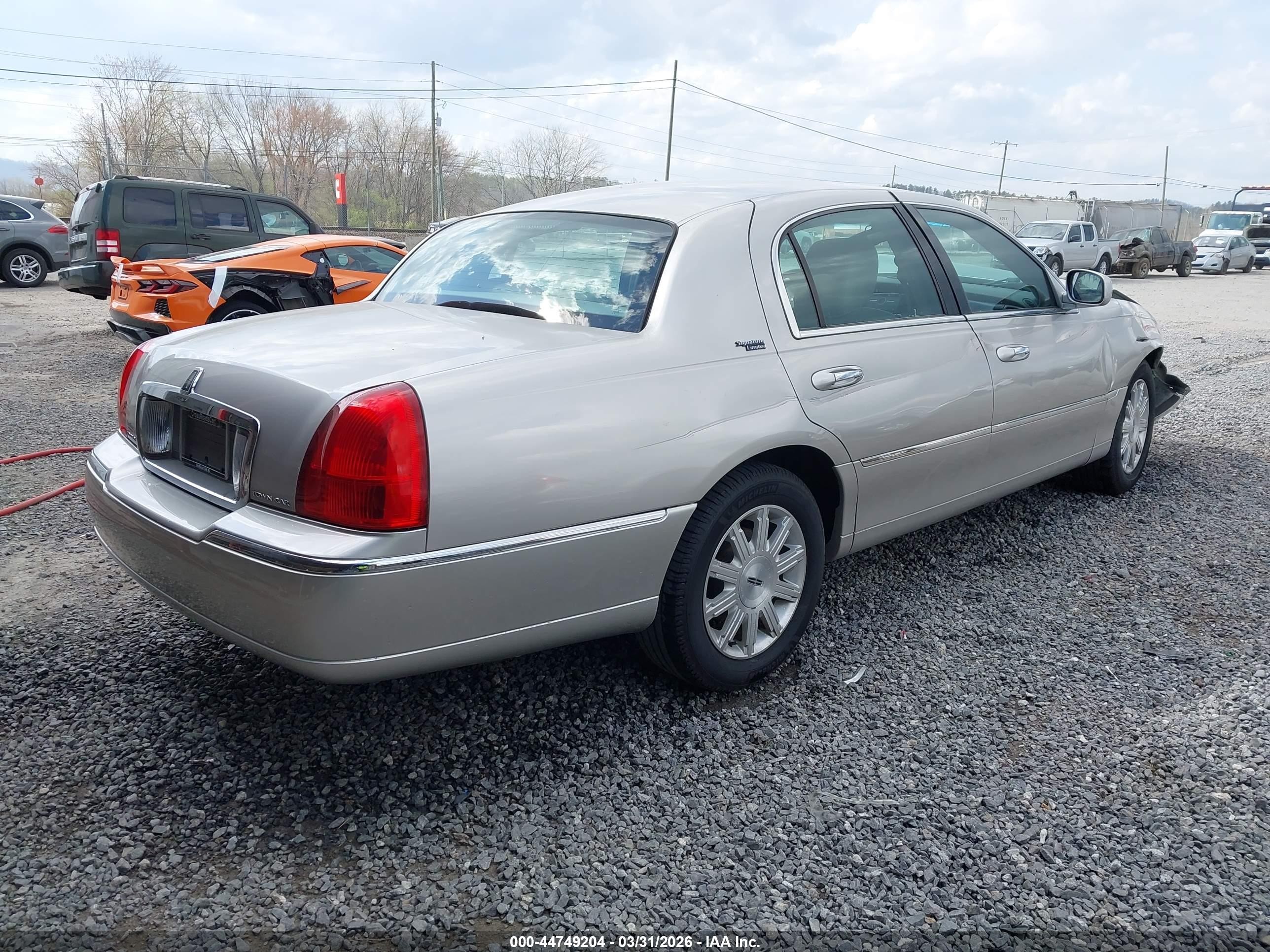2011 Lincoln Town Car Signature Limited Gold vin: 2LNBL8CV7BX750663