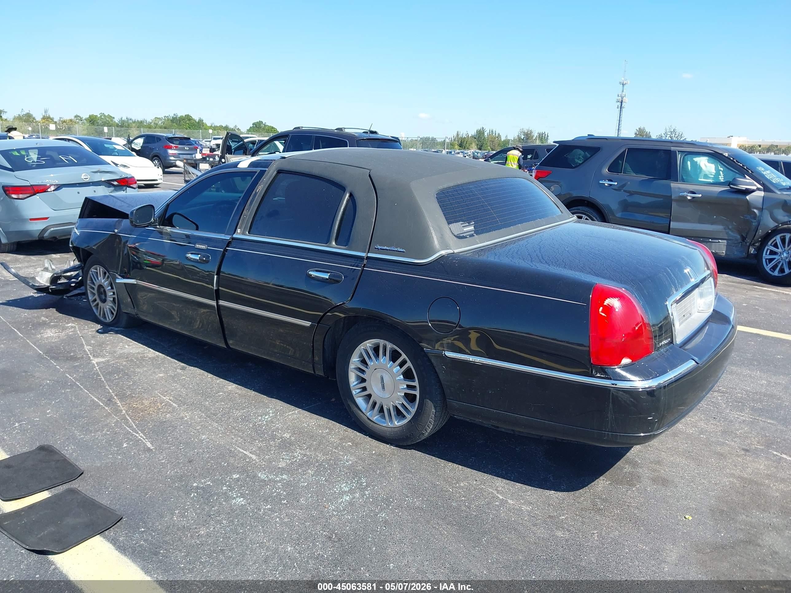 2011 Lincoln Town Car Signature Limited Black vin: 2LNBL8CV7BX754857