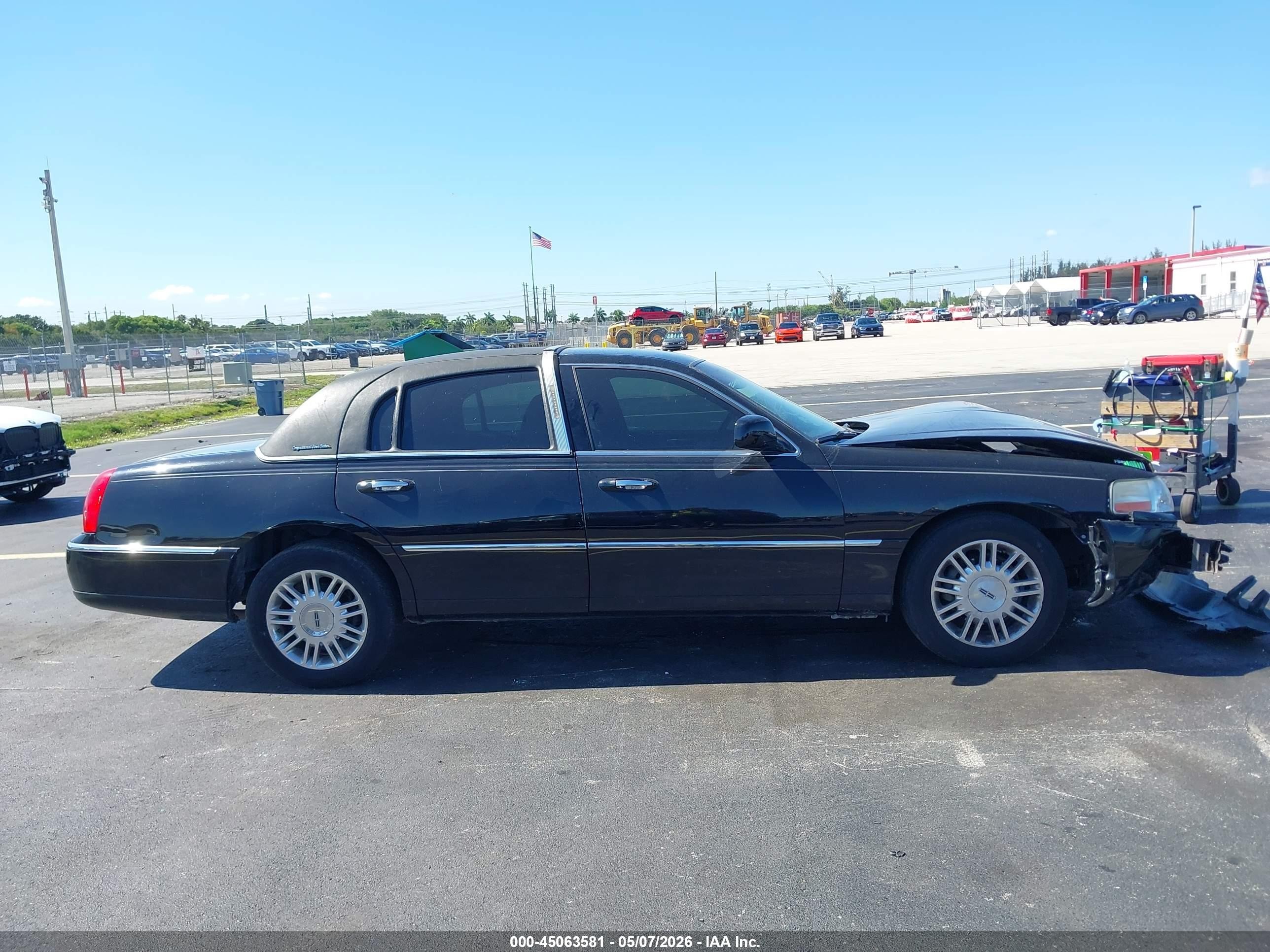 2011 Lincoln Town Car Signature Limited Black vin: 2LNBL8CV7BX754857