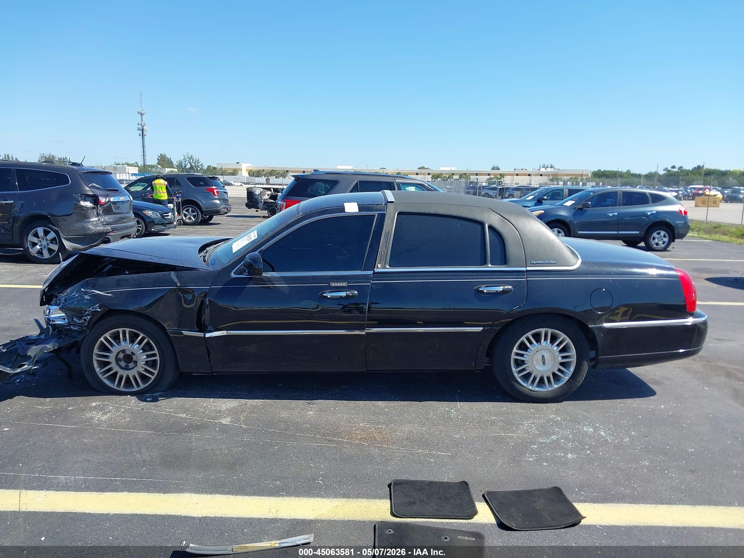 2011 Lincoln Town Car Signature Limited Black vin: 2LNBL8CV7BX754857
