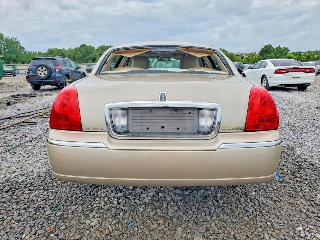 2011 Lincoln Town Car Signature Limited Gold vin: 2LNBL8CV7BX754860