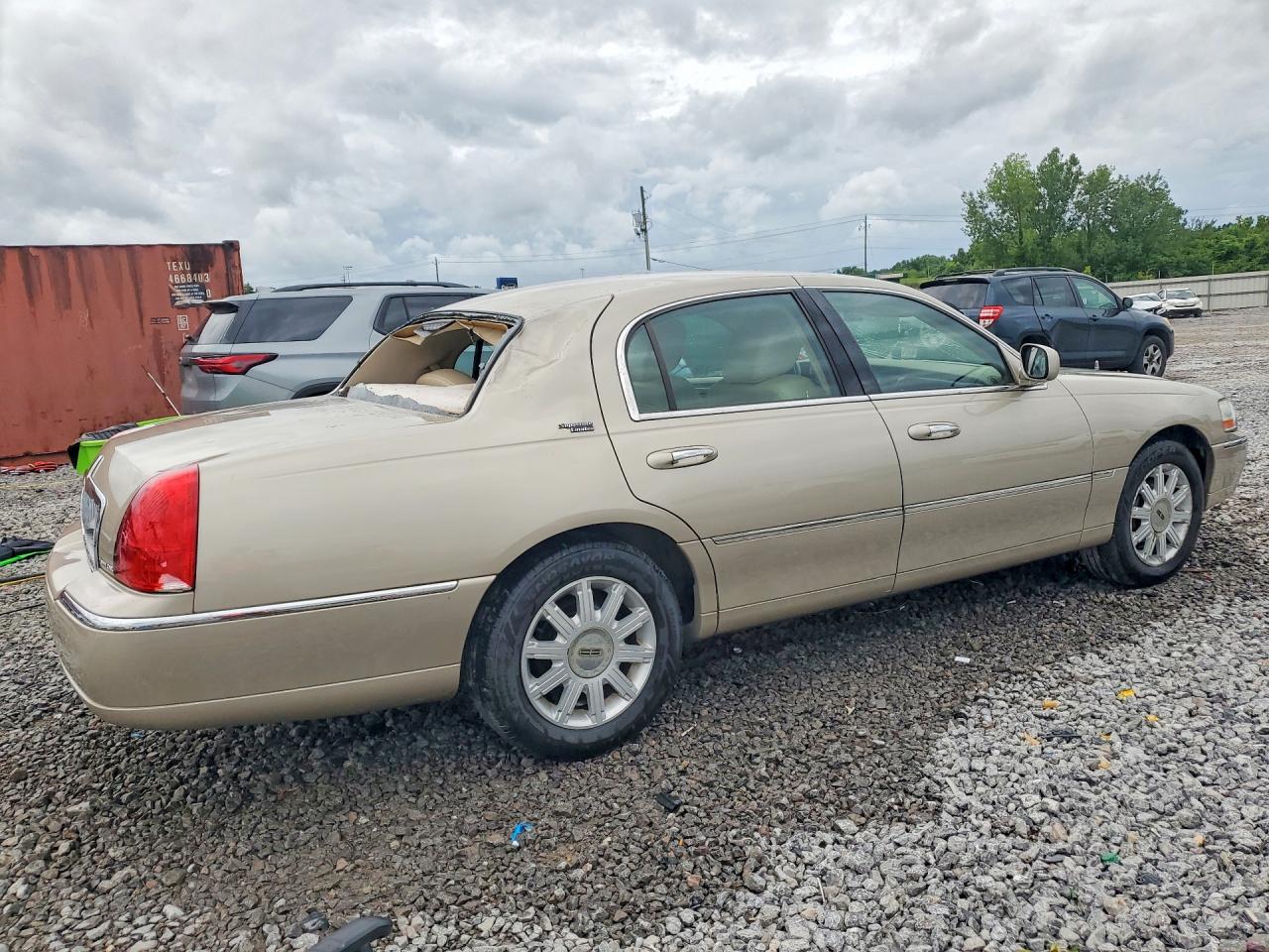 2011 Lincoln Town Car Signature Limited Gold vin: 2LNBL8CV7BX754860
