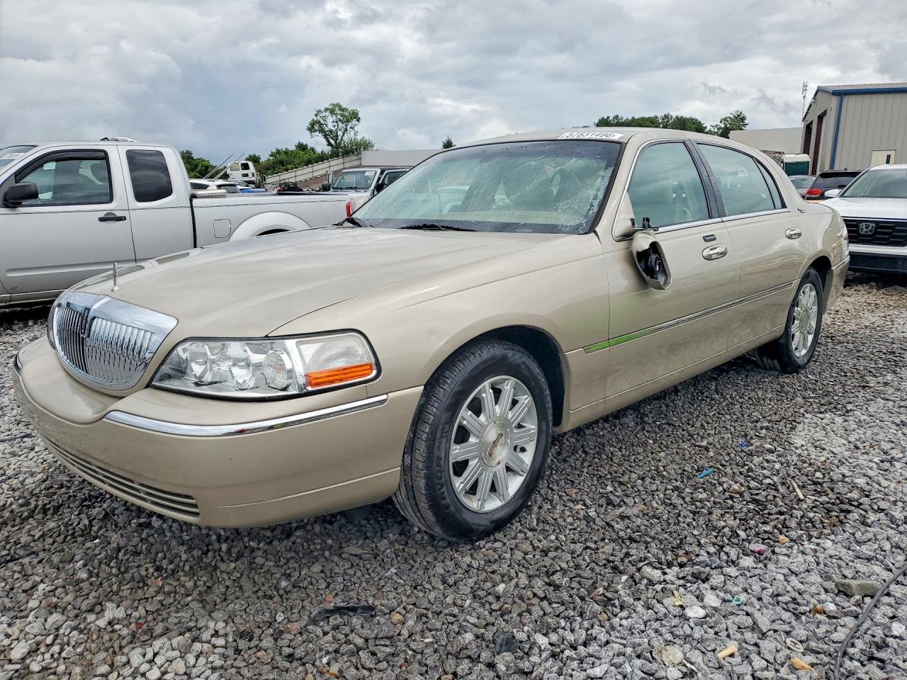 2011 Lincoln Town Car Signature Limited Золотой vin: 2LNBL8CV7BX754860
