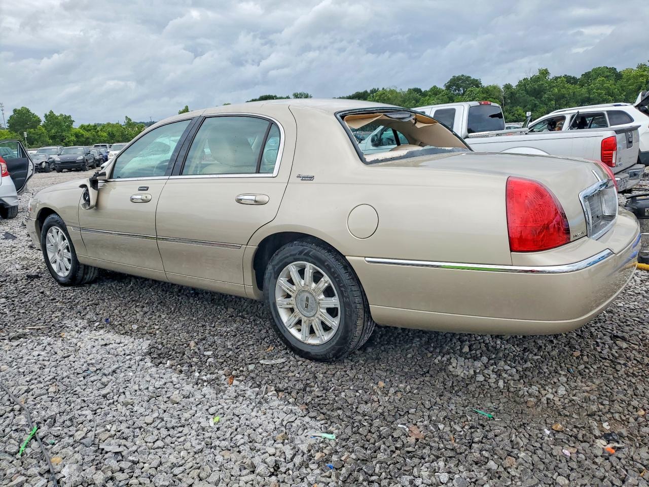 2011 Lincoln Town Car Signature Limited Gold vin: 2LNBL8CV7BX754860