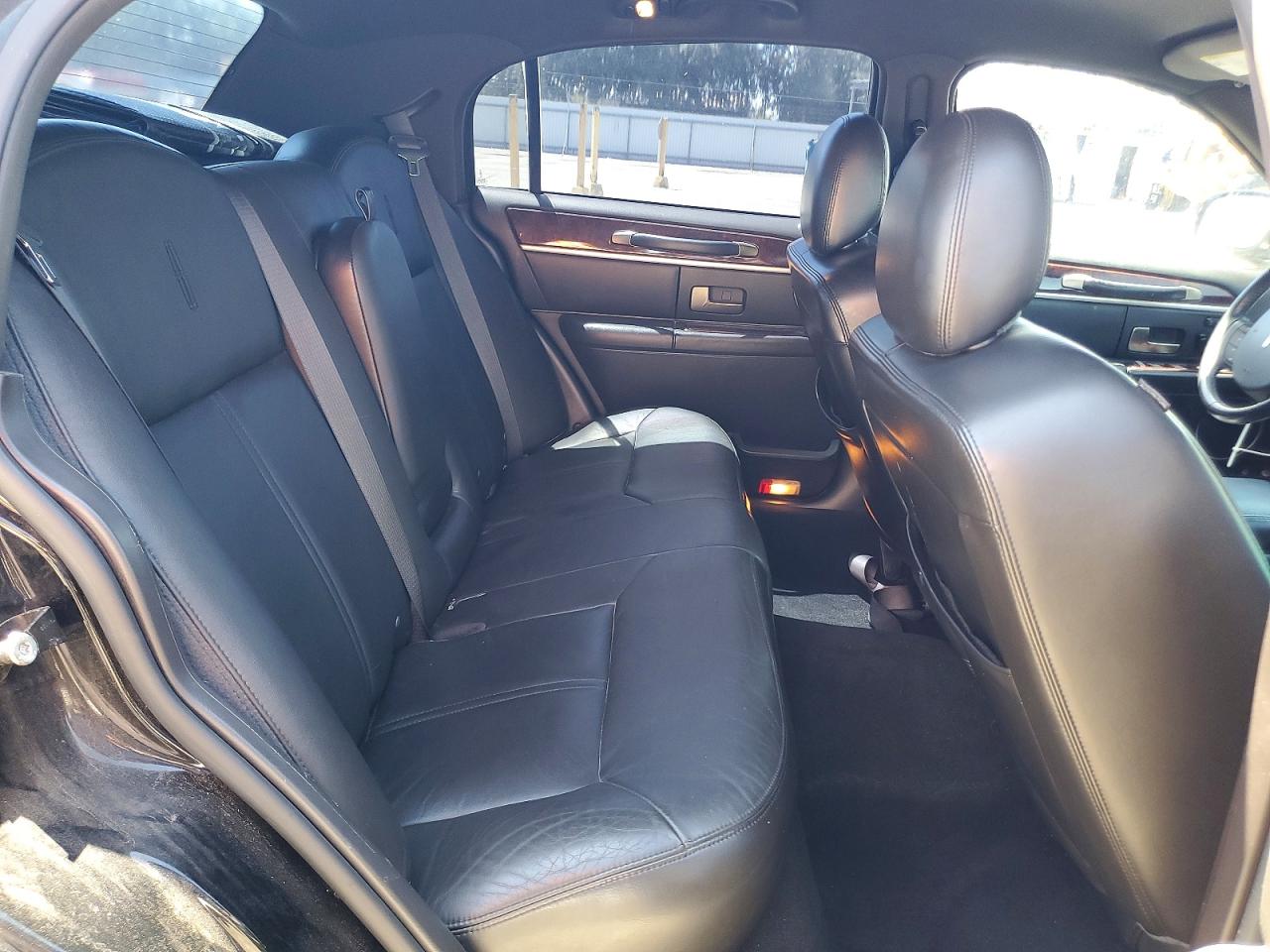2010 Lincoln Town Car Signature Limited Black vin: 2LNBL8CV8AX618607