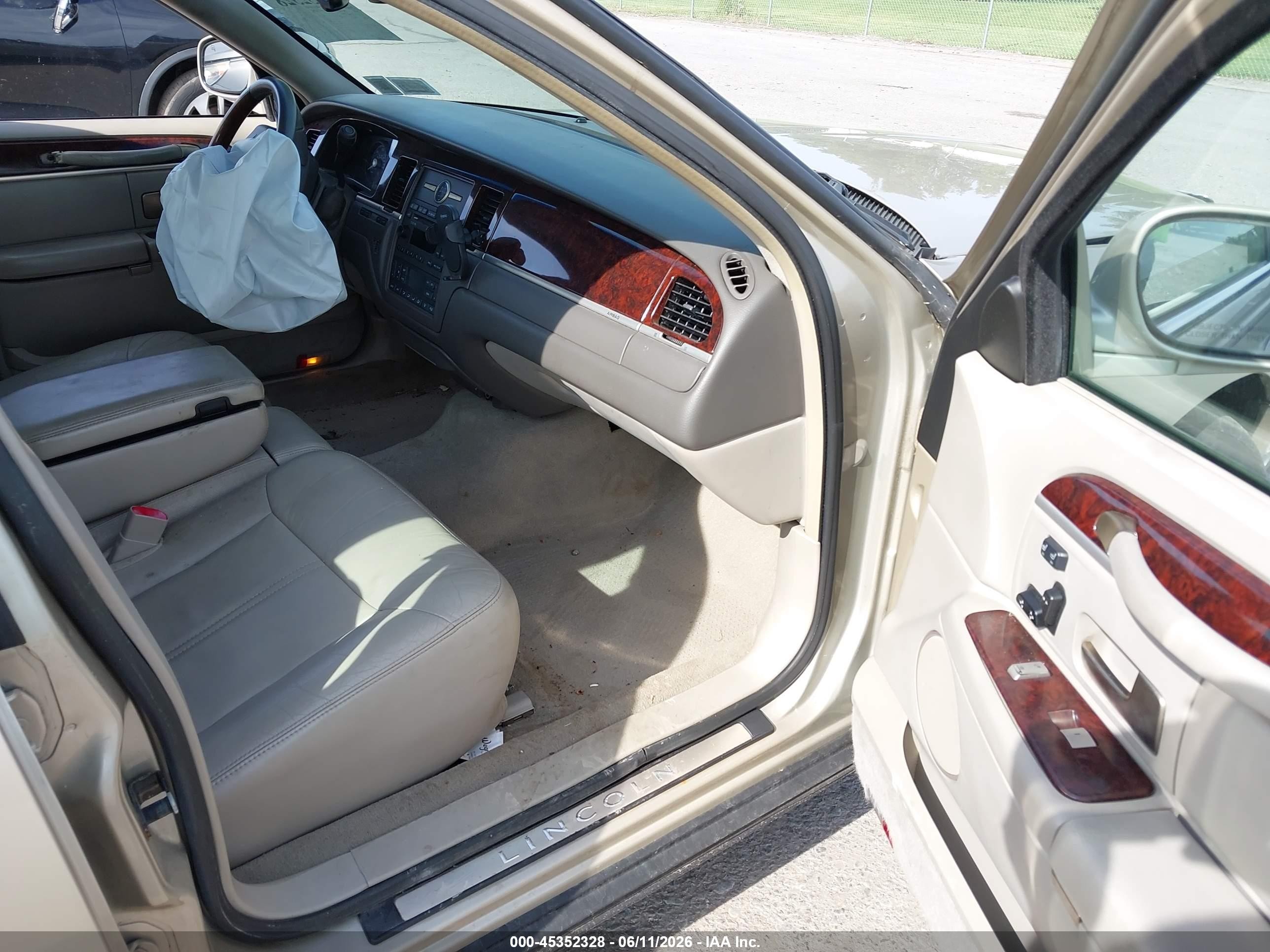 2010 Lincoln Town Car Signature Limited Золотой vin: 2LNBL8CV8AX752484