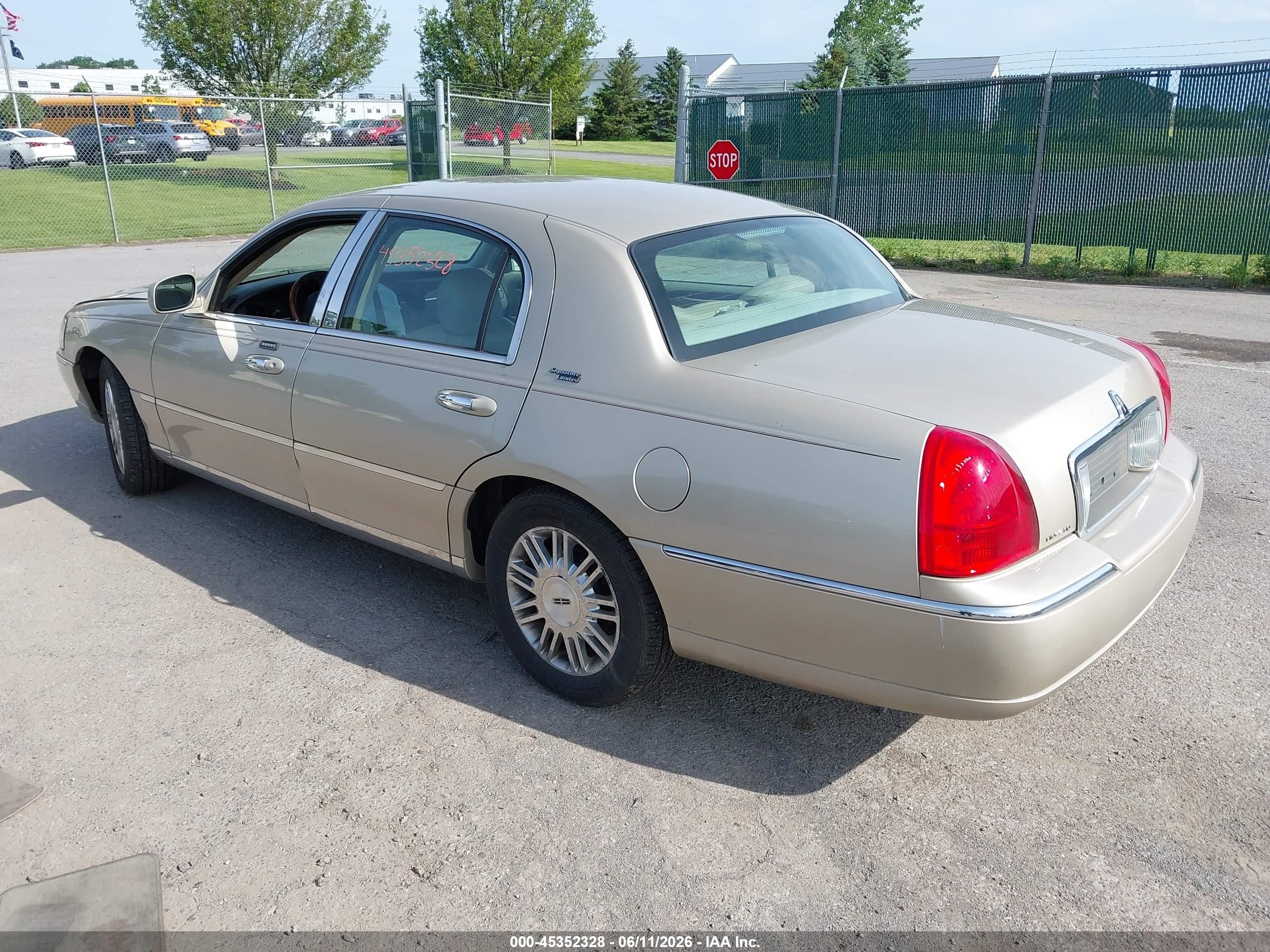 2010 Lincoln Town Car Signature Limited Золотой vin: 2LNBL8CV8AX752484
