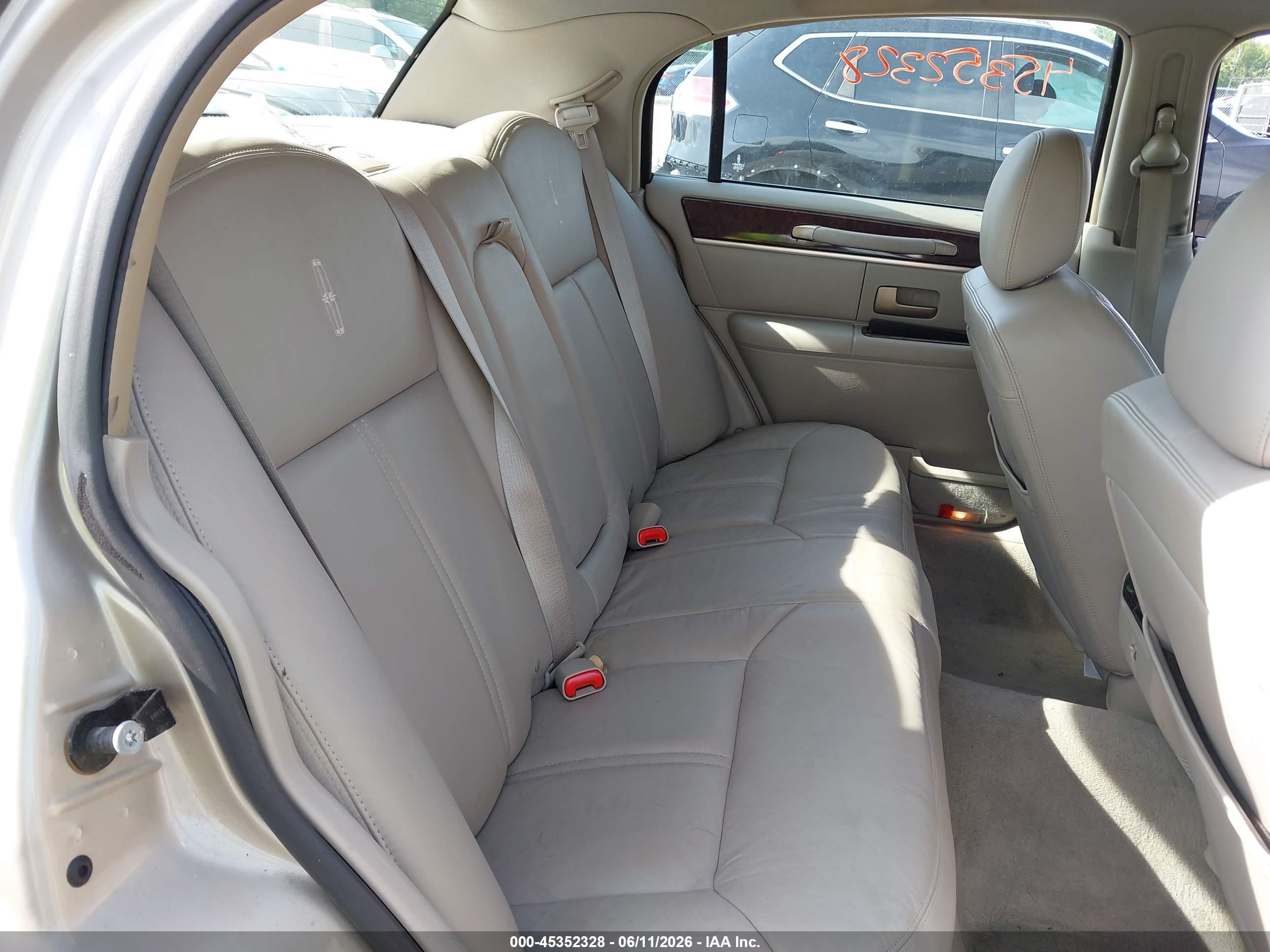 2010 Lincoln Town Car Signature Limited Золотой vin: 2LNBL8CV8AX752484