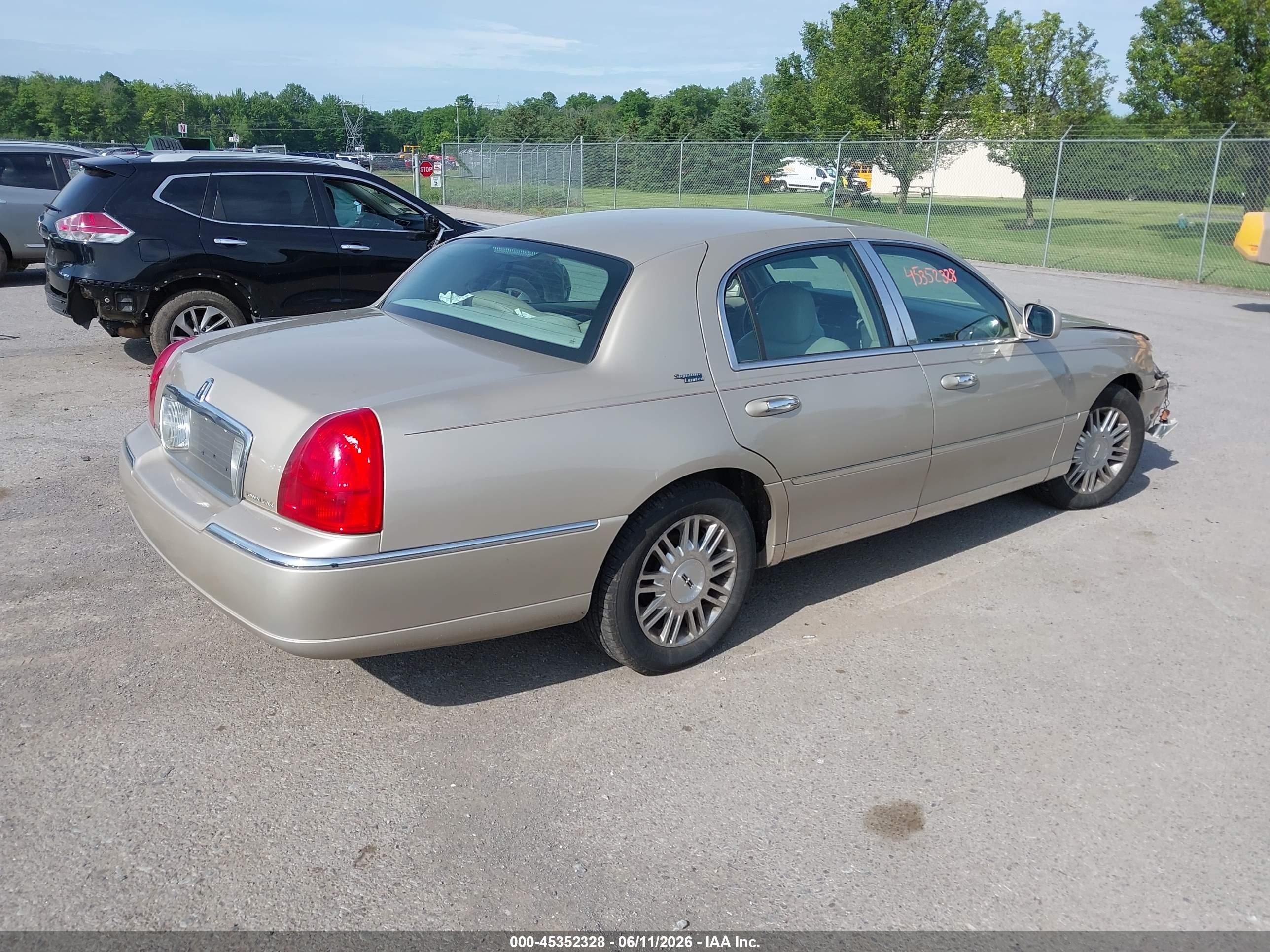 2010 Lincoln Town Car Signature Limited Золотой vin: 2LNBL8CV8AX752484