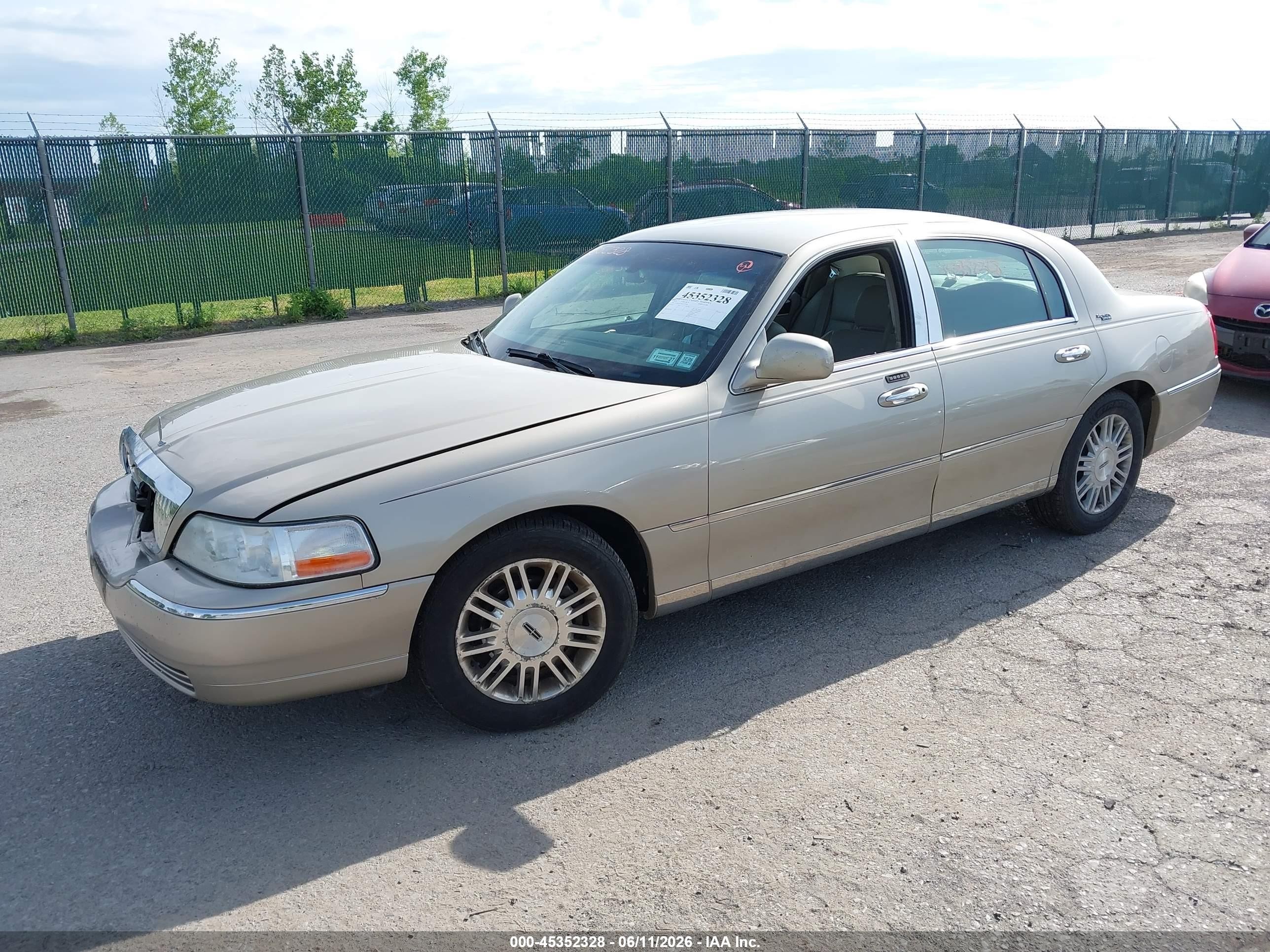 2010 Lincoln Town Car Signature Limited Золотой vin: 2LNBL8CV8AX752484