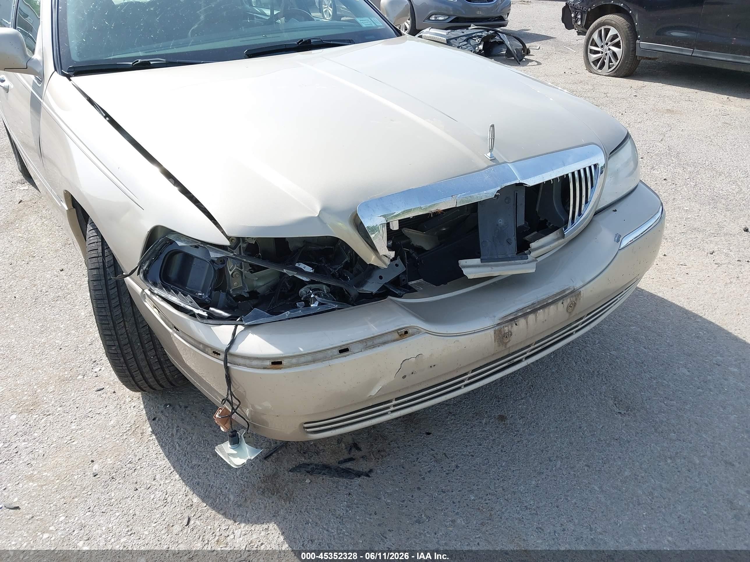 2010 Lincoln Town Car Signature Limited Золотой vin: 2LNBL8CV8AX752484