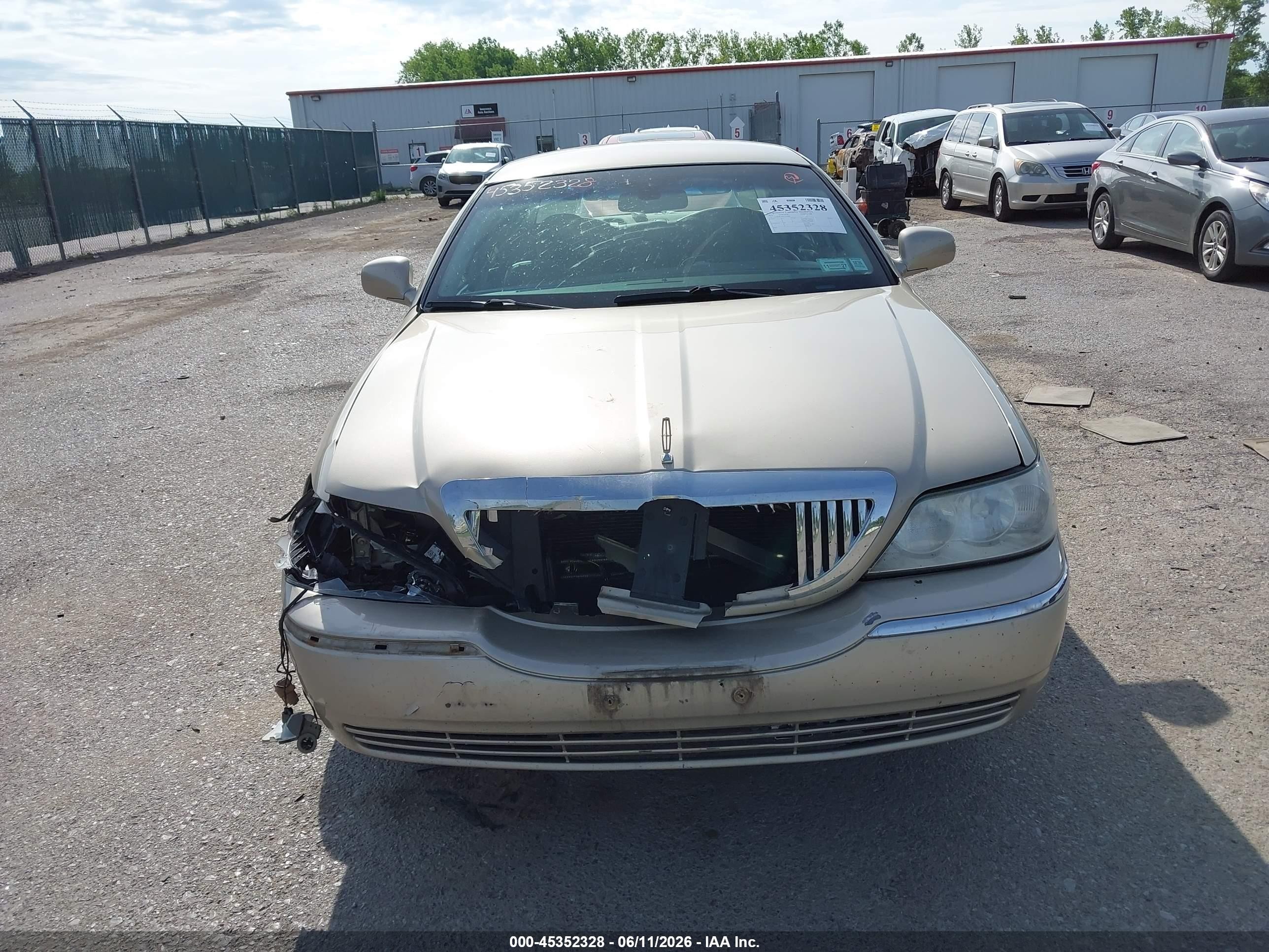 2010 Lincoln Town Car Signature Limited Золотой vin: 2LNBL8CV8AX752484