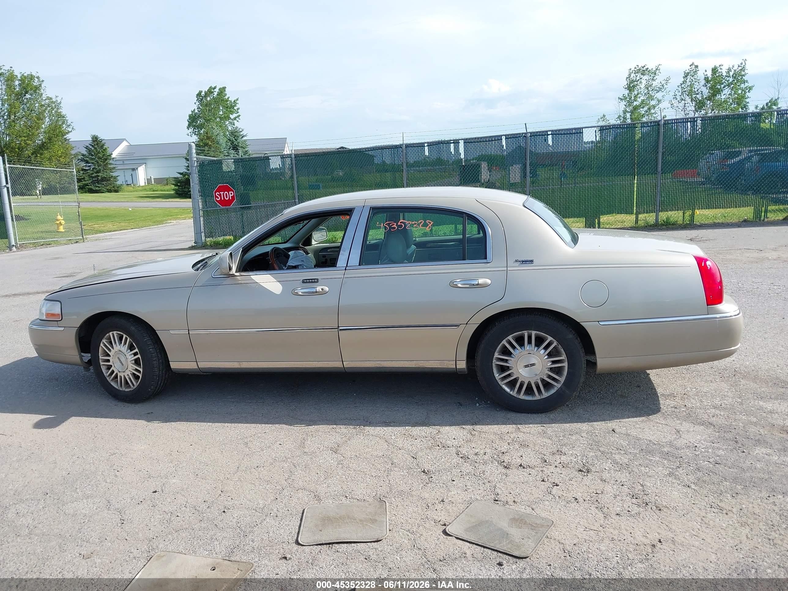 2010 Lincoln Town Car Signature Limited Золотой vin: 2LNBL8CV8AX752484