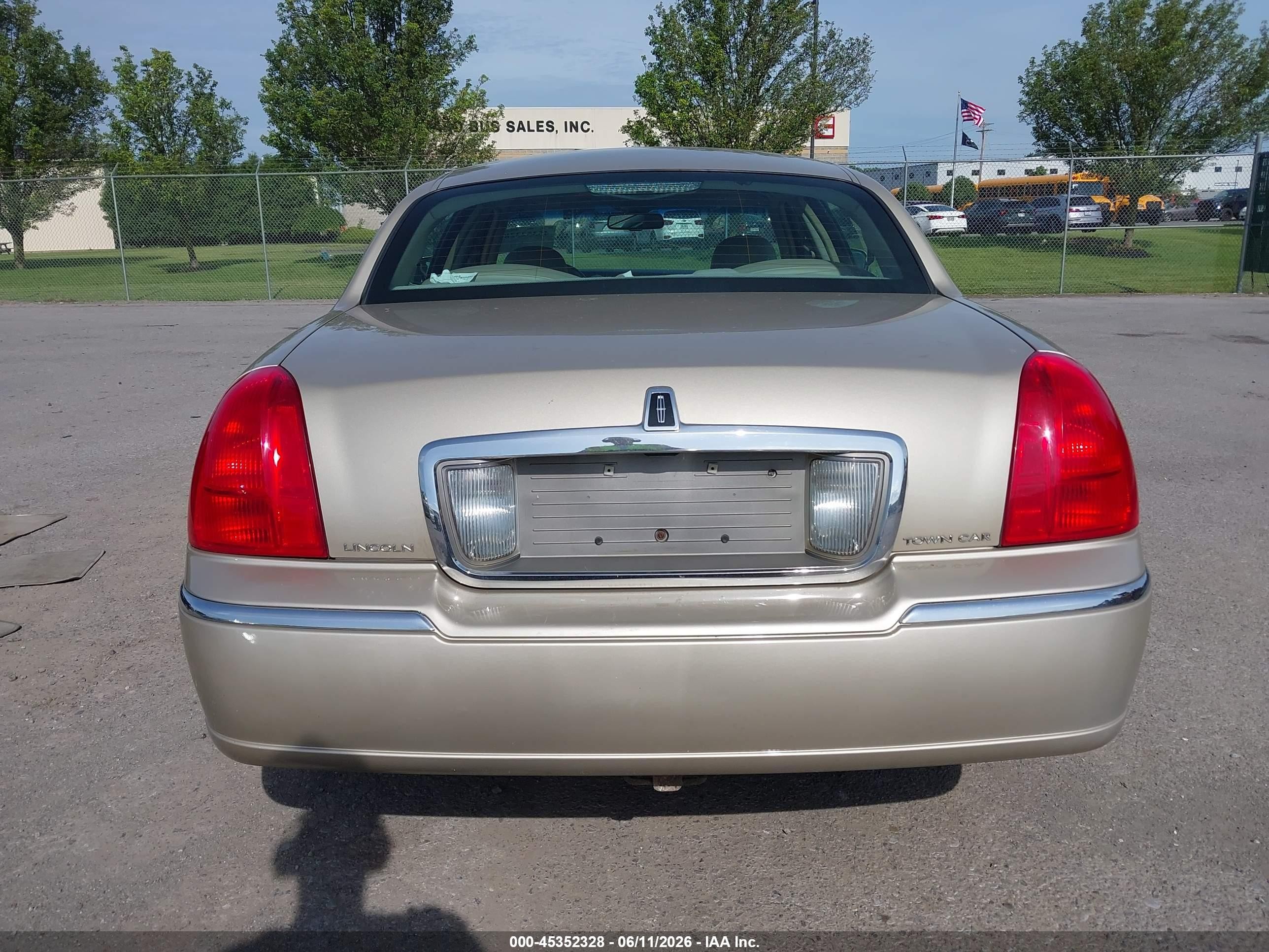 2010 Lincoln Town Car Signature Limited Золотой vin: 2LNBL8CV8AX752484