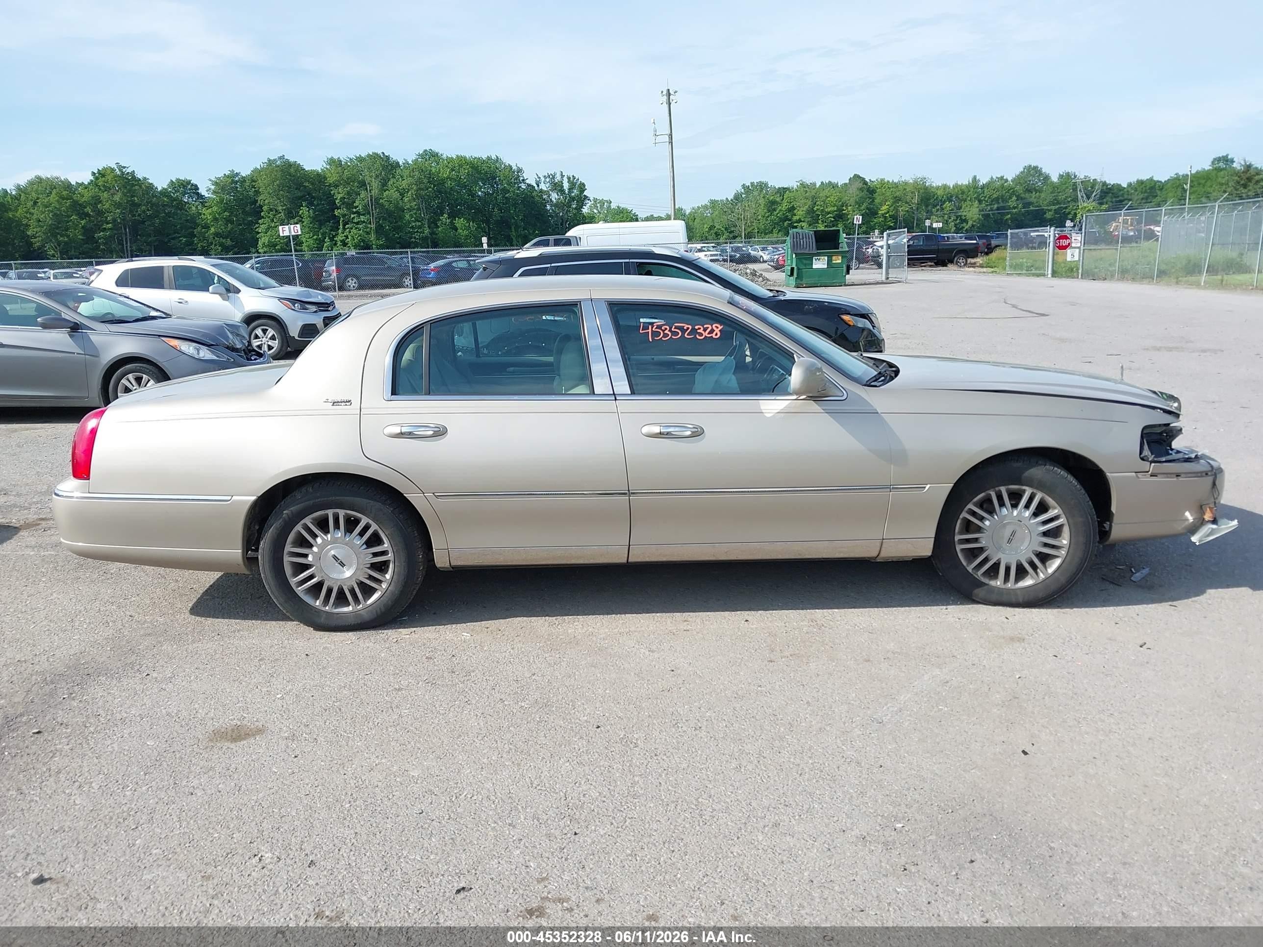 2010 Lincoln Town Car Signature Limited Золотой vin: 2LNBL8CV8AX752484