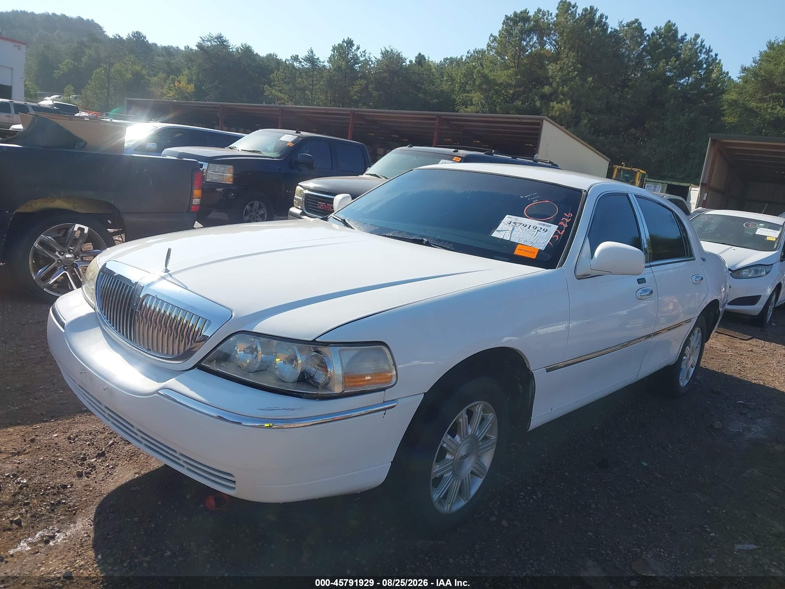 2011 Lincoln Town Car Signature Limited White vin: 2LNBL8CV8BX752826