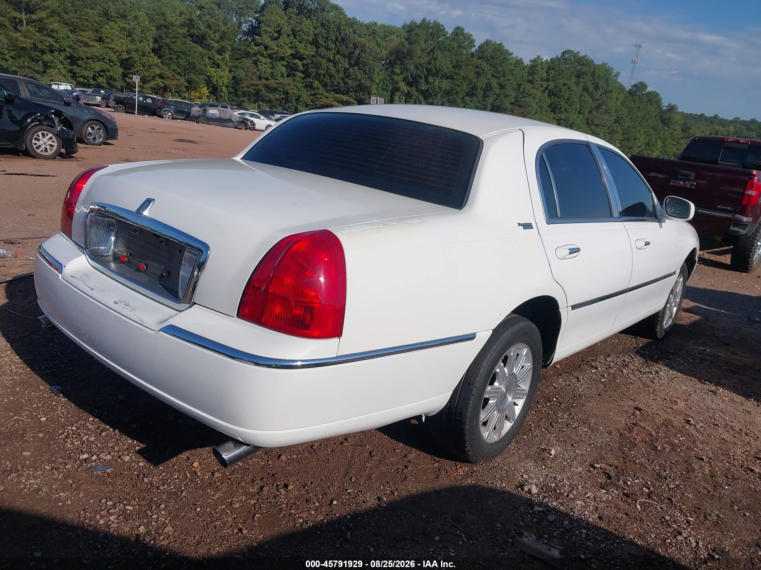2011 Lincoln Town Car Signature Limited White vin: 2LNBL8CV8BX752826