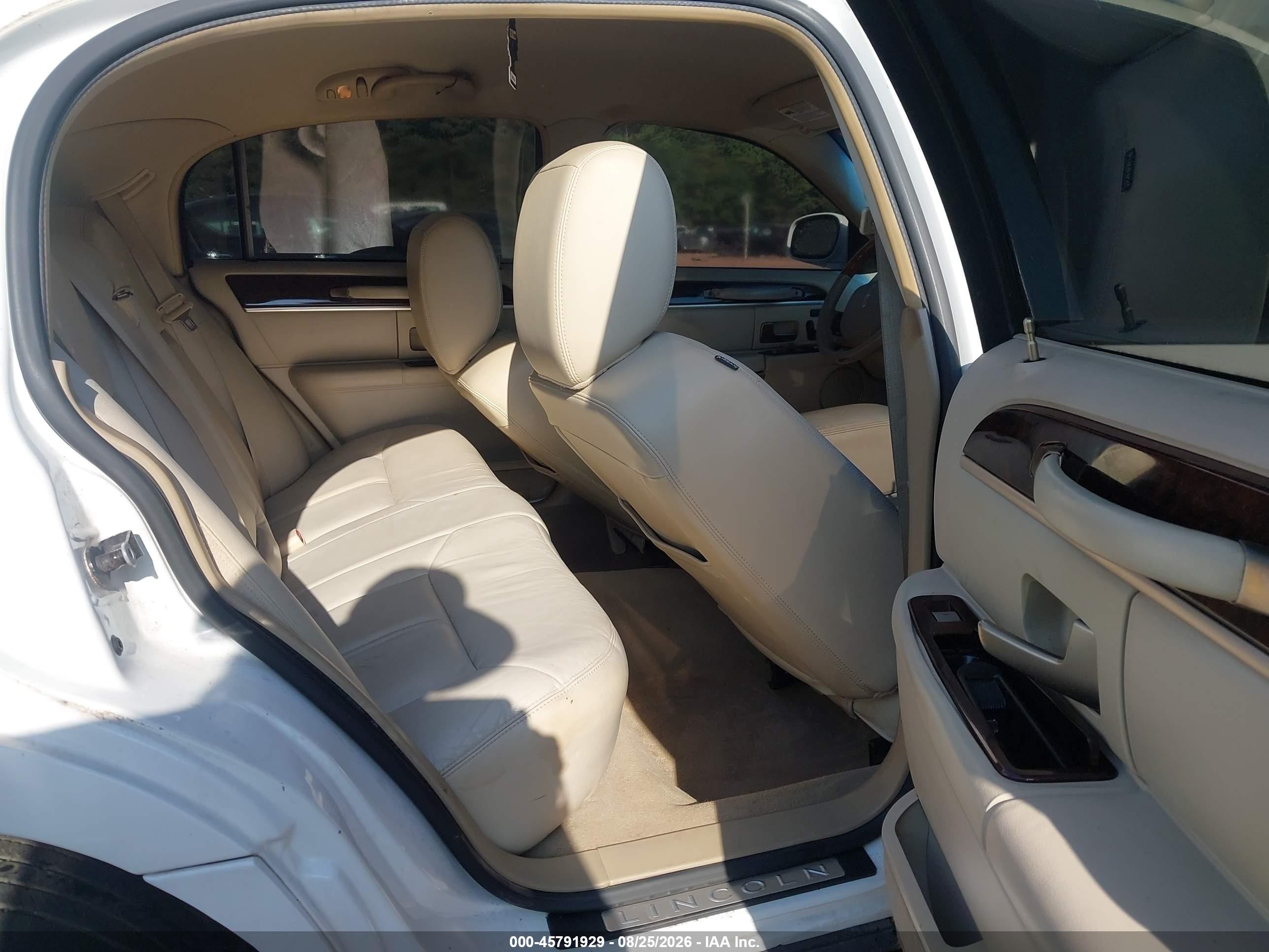 2011 Lincoln Town Car Signature Limited White vin: 2LNBL8CV8BX752826