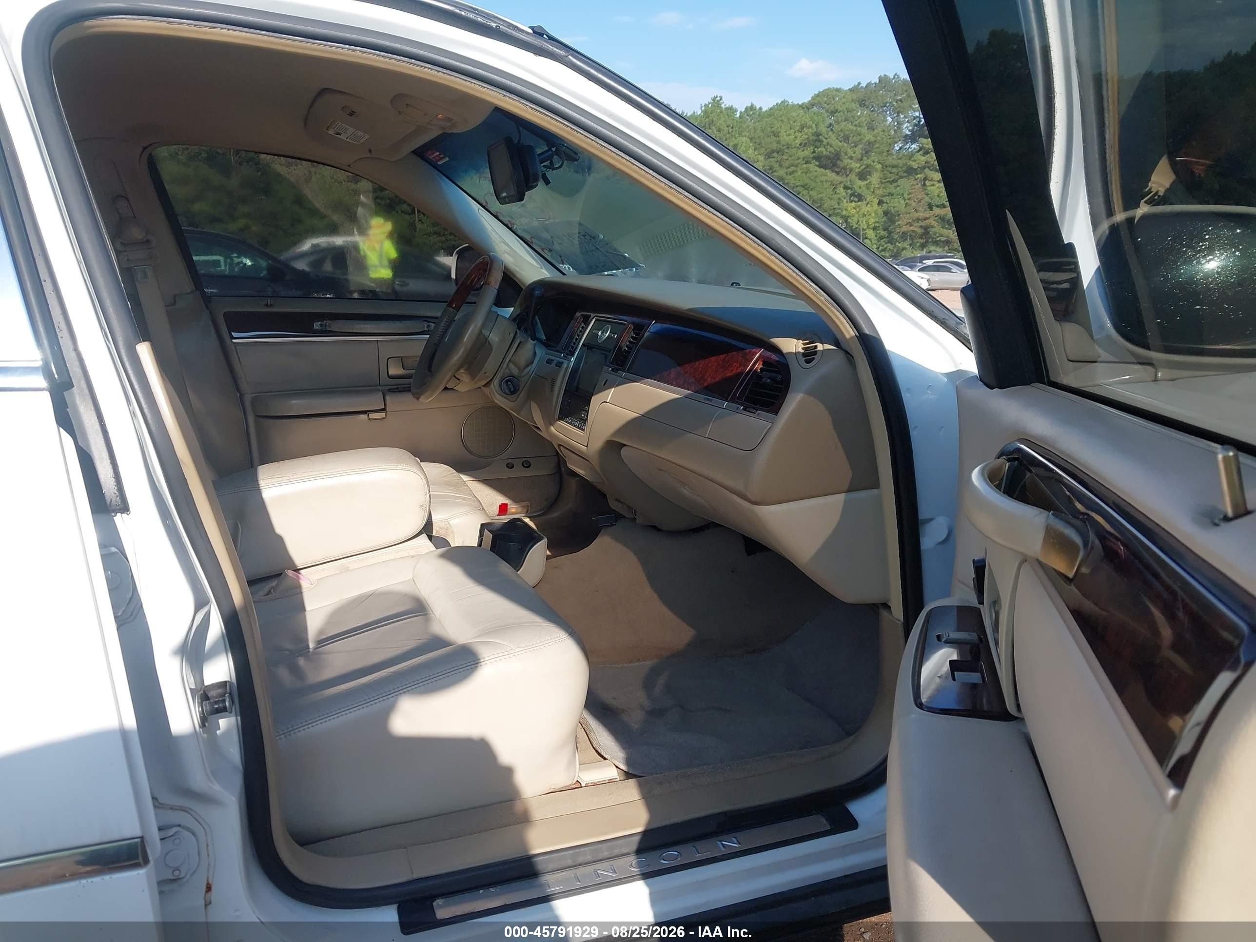 2011 Lincoln Town Car Signature Limited White vin: 2LNBL8CV8BX752826