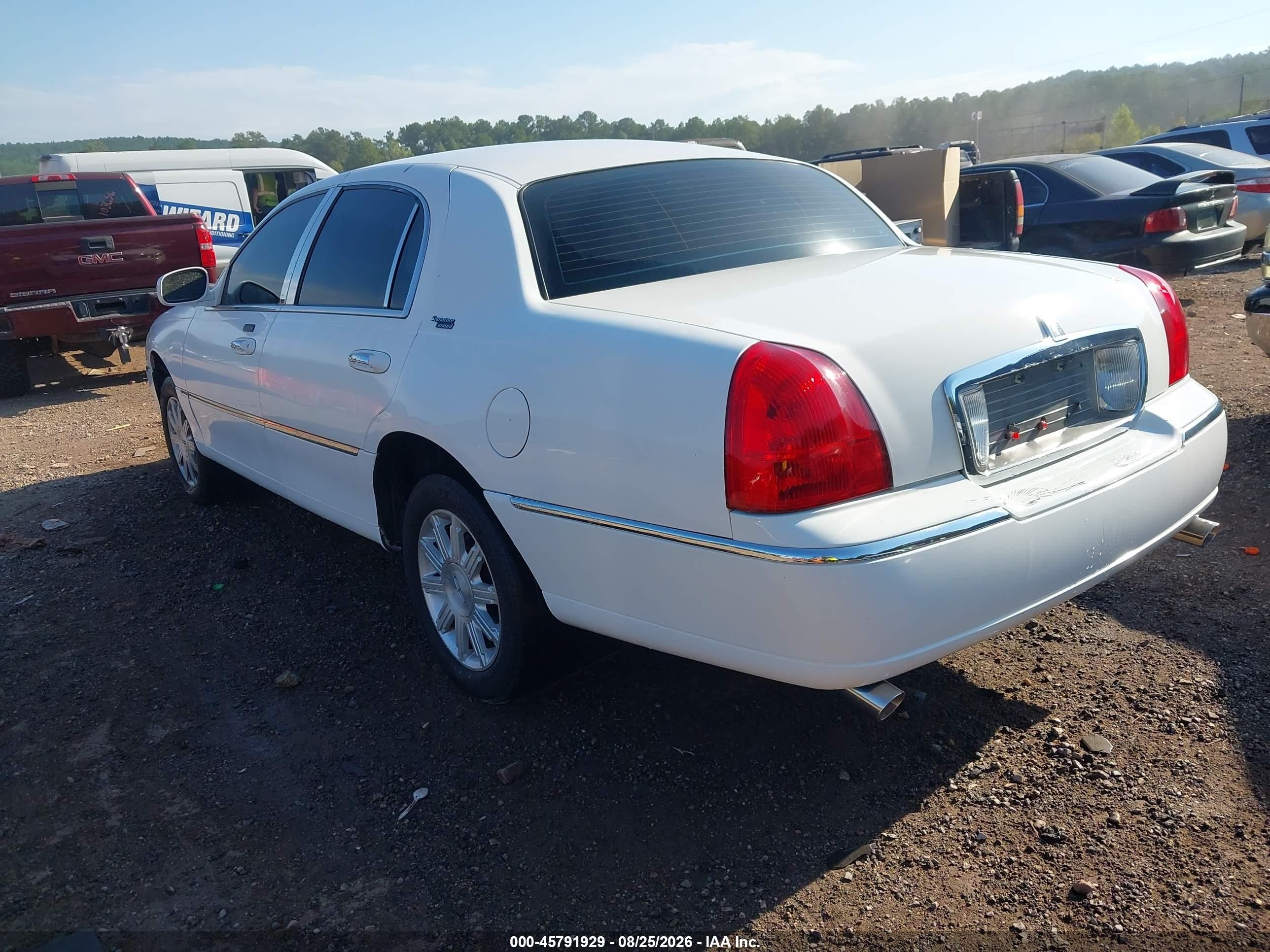2011 Lincoln Town Car Signature Limited White vin: 2LNBL8CV8BX752826