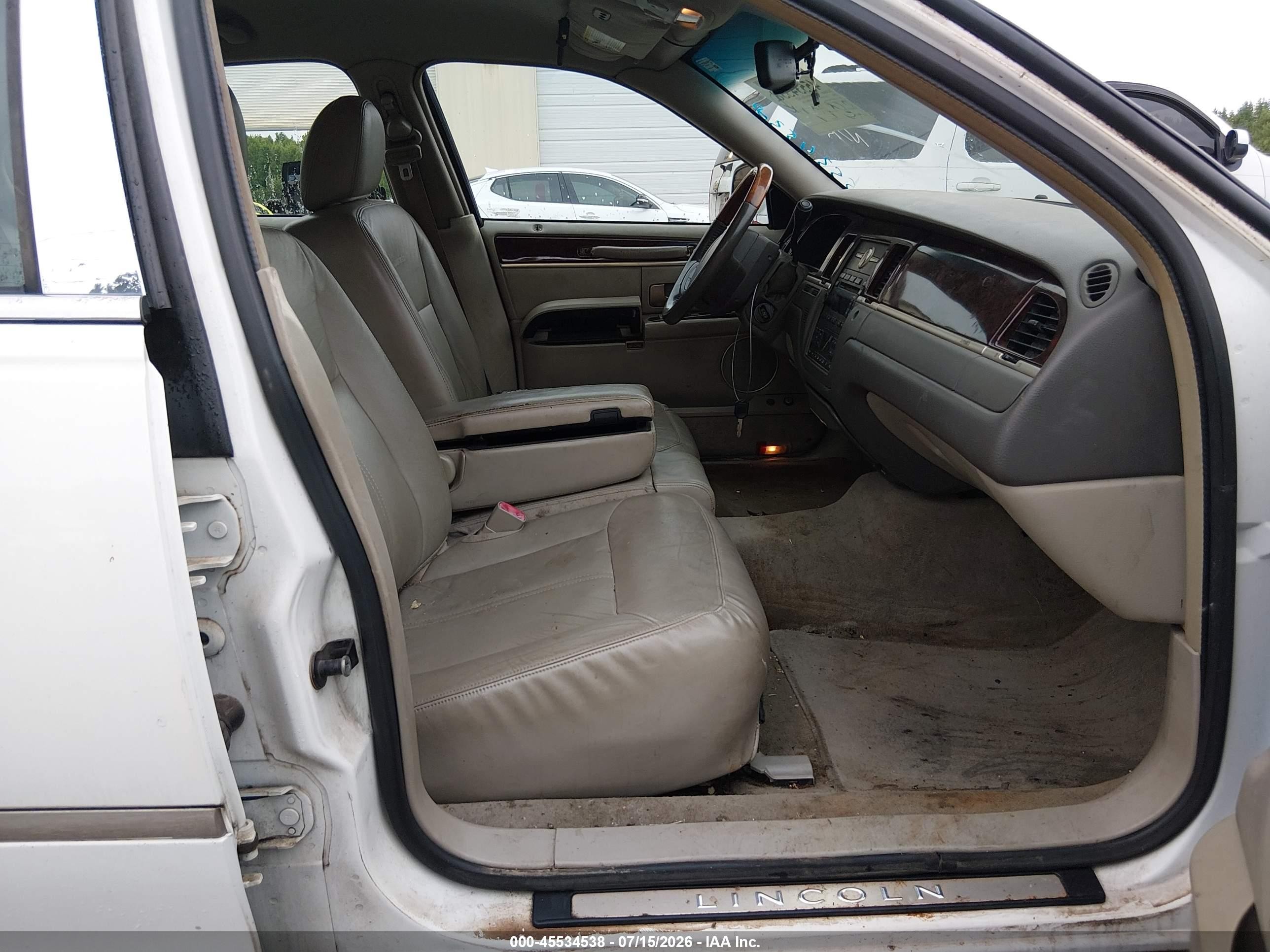 2010 Lincoln Town Car Signature Limited White vin: 2LNBL8CV9AX750761