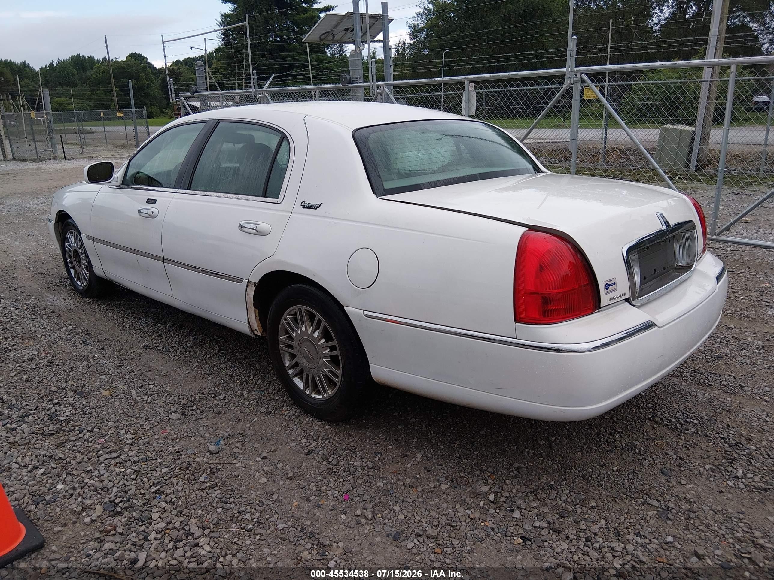 2010 Lincoln Town Car Signature Limited White vin: 2LNBL8CV9AX750761