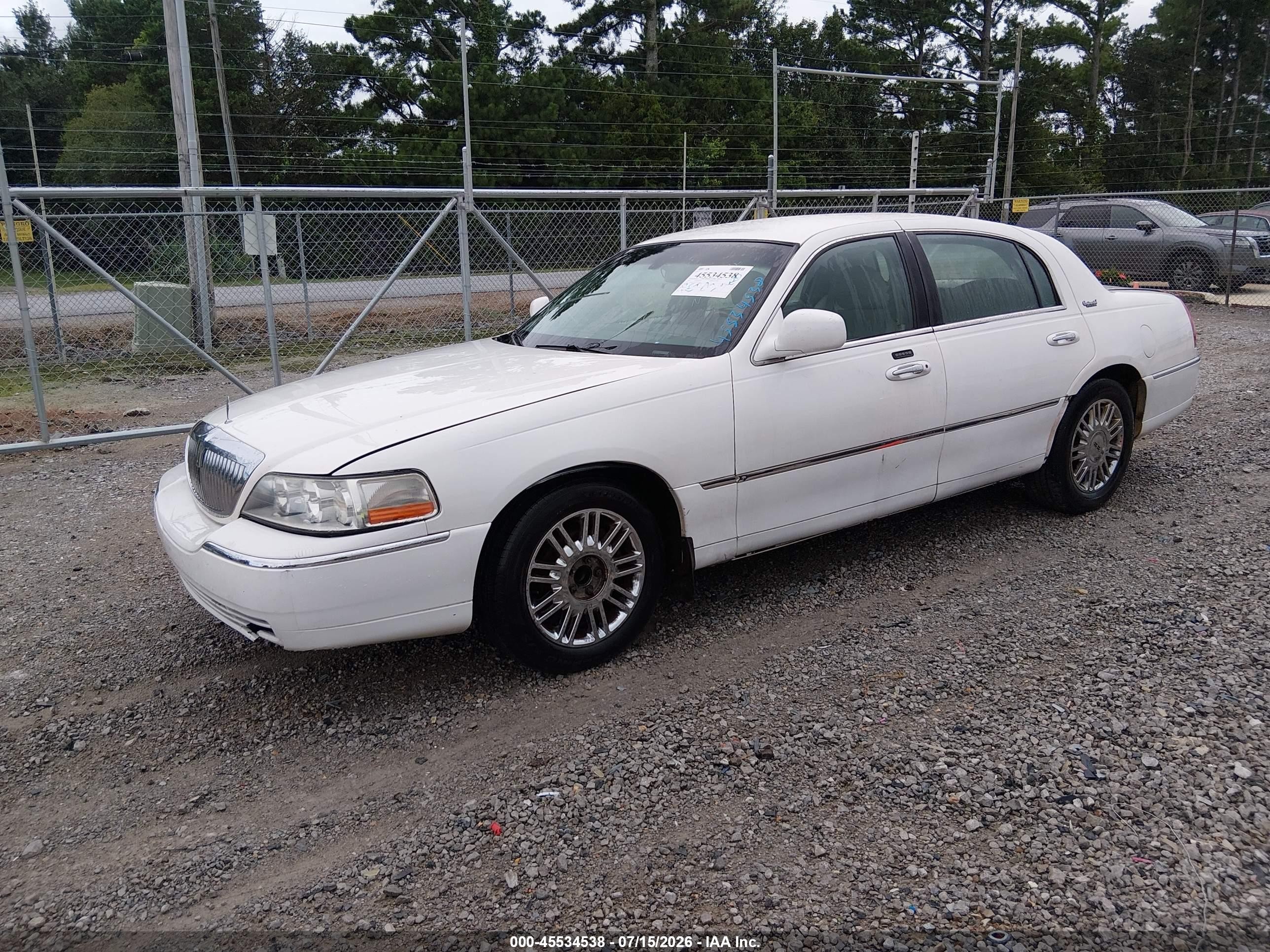 2010 Lincoln Town Car Signature Limited White vin: 2LNBL8CV9AX750761