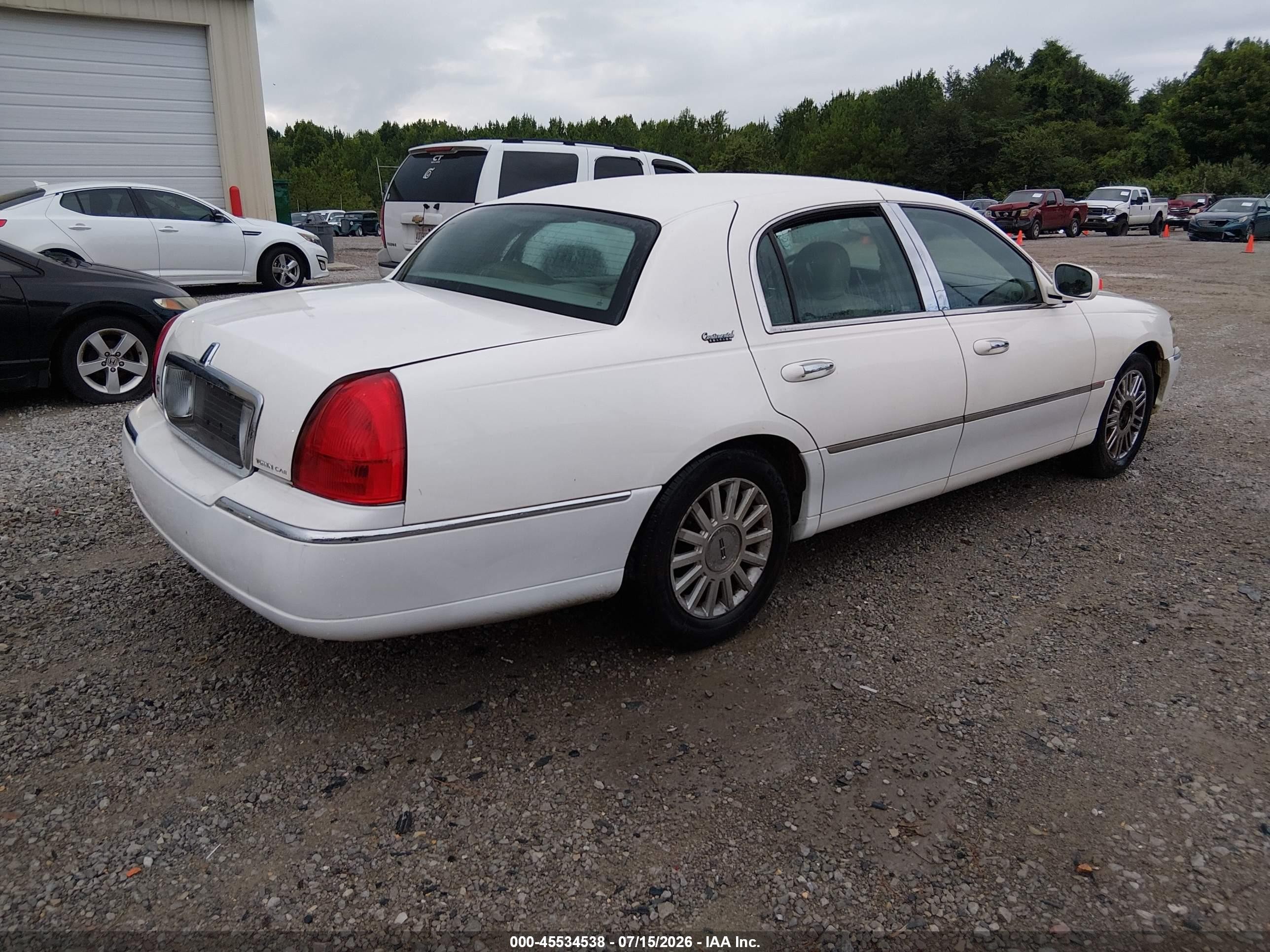 2010 Lincoln Town Car Signature Limited White vin: 2LNBL8CV9AX750761