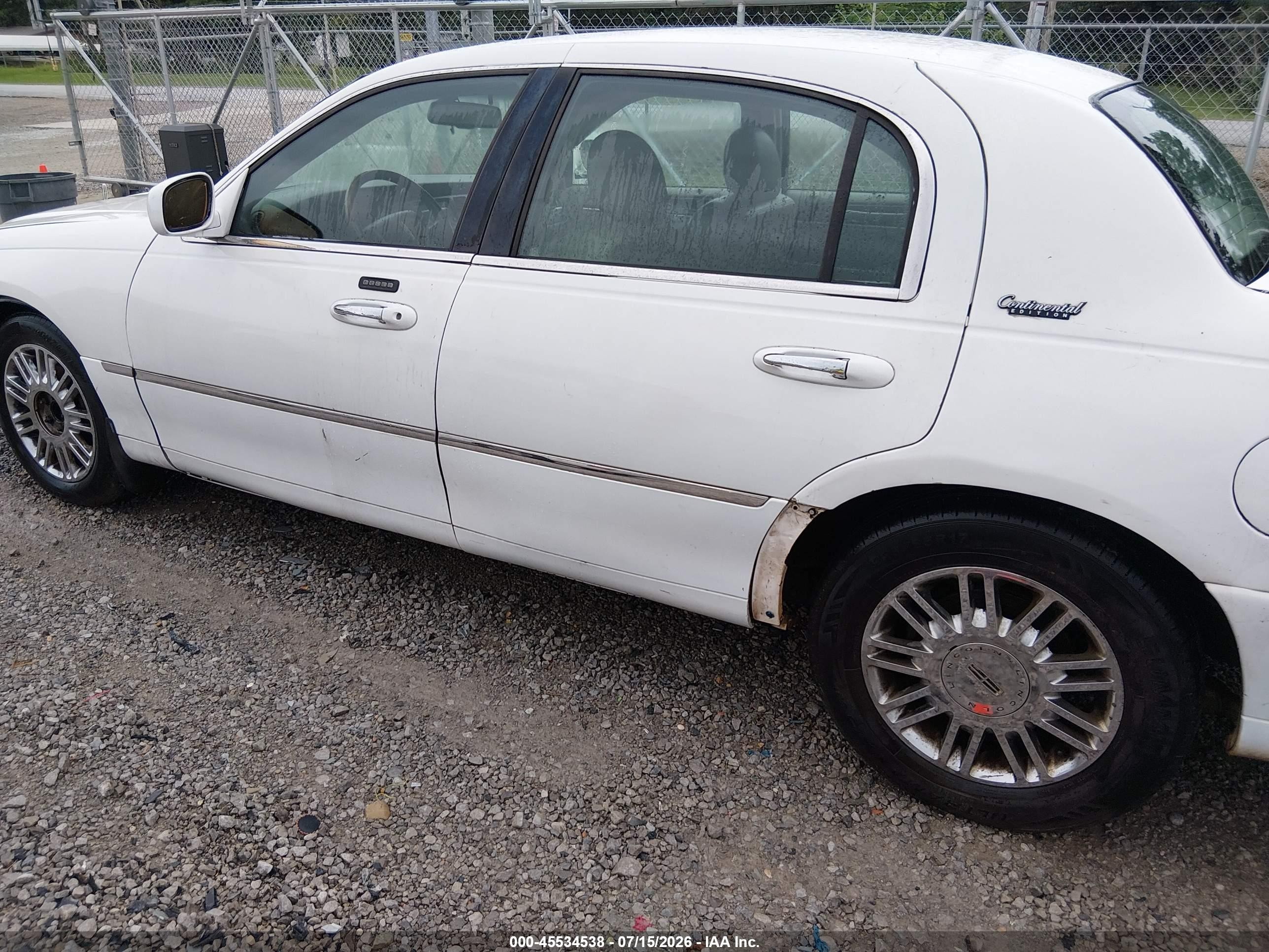 2010 Lincoln Town Car Signature Limited White vin: 2LNBL8CV9AX750761