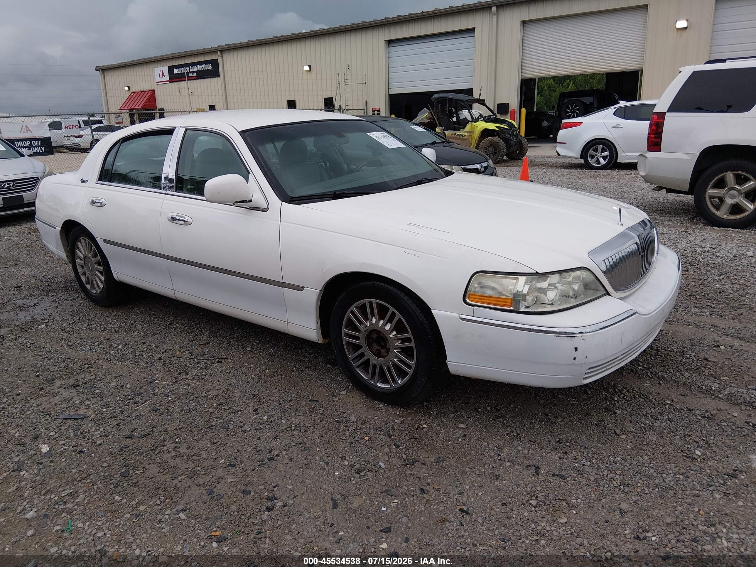 2010 Lincoln Town Car Signature Limited White vin: 2LNBL8CV9AX750761