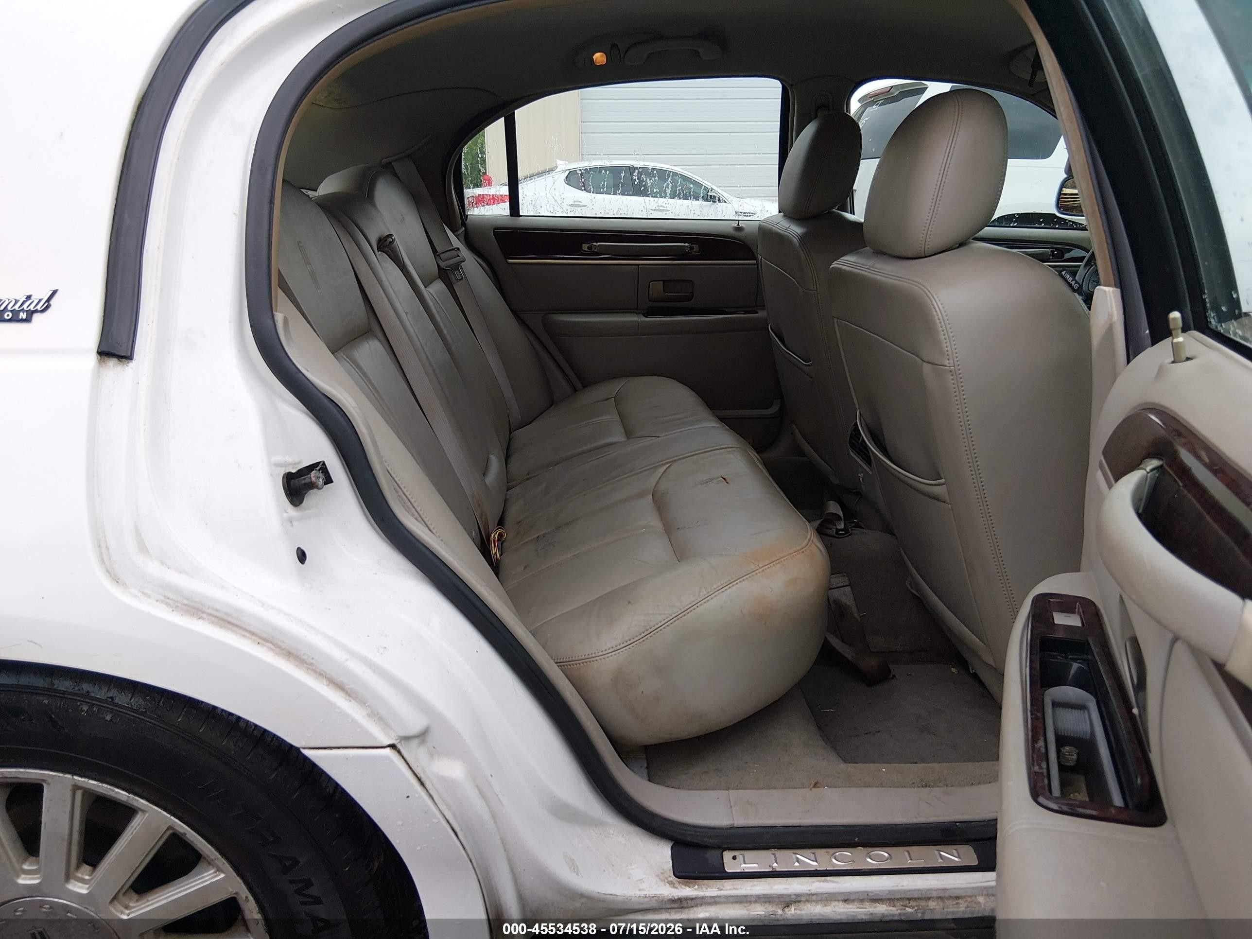 2010 Lincoln Town Car Signature Limited White vin: 2LNBL8CV9AX750761