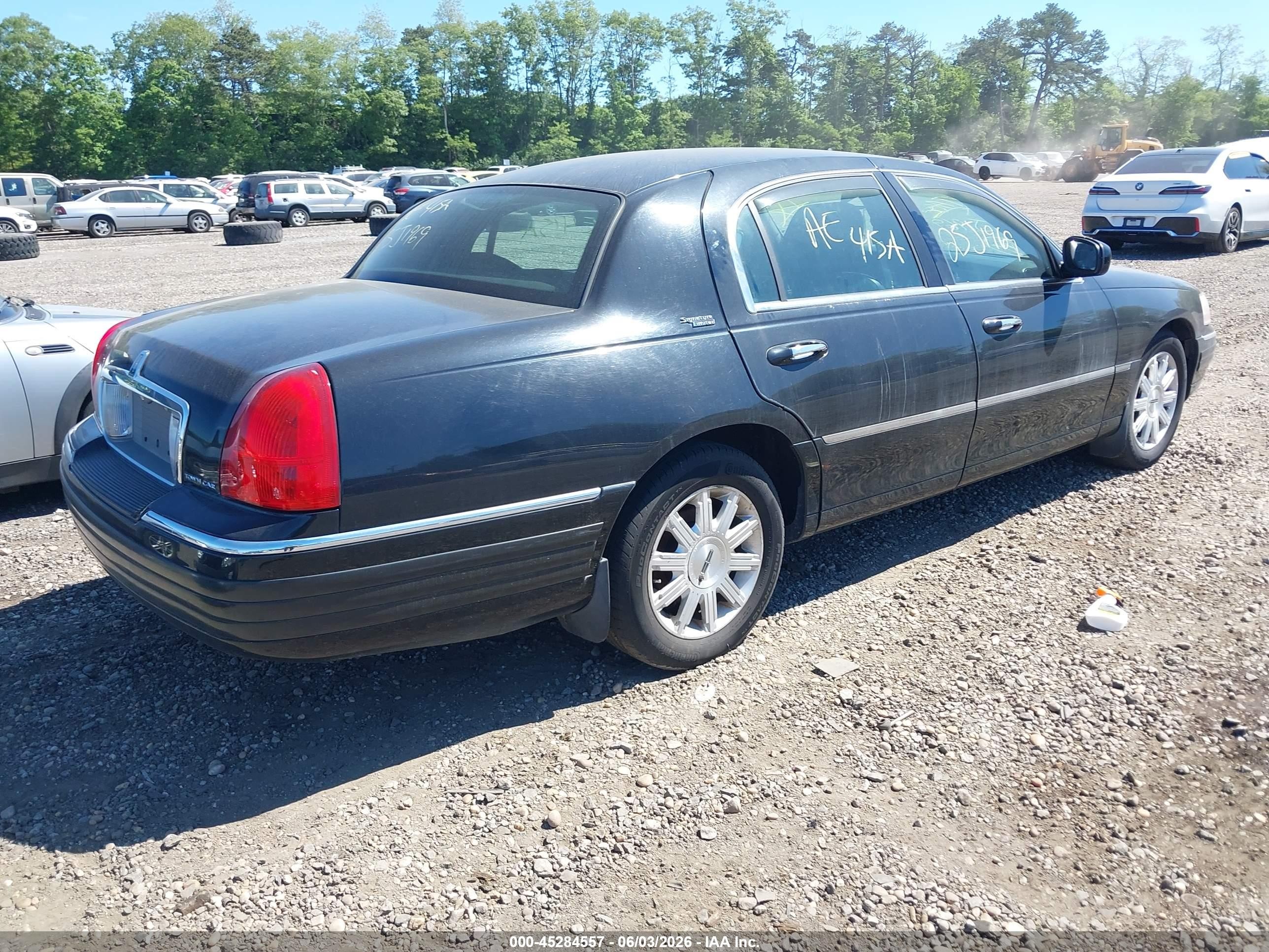 2011 Lincoln Town Car Signature Limited Black vin: 2LNBL8CV9BX760742