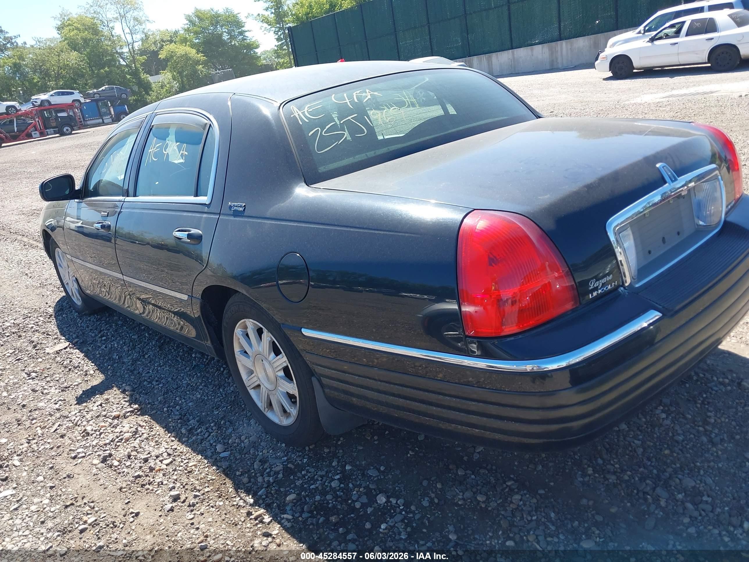 2011 Lincoln Town Car Signature Limited Black vin: 2LNBL8CV9BX760742