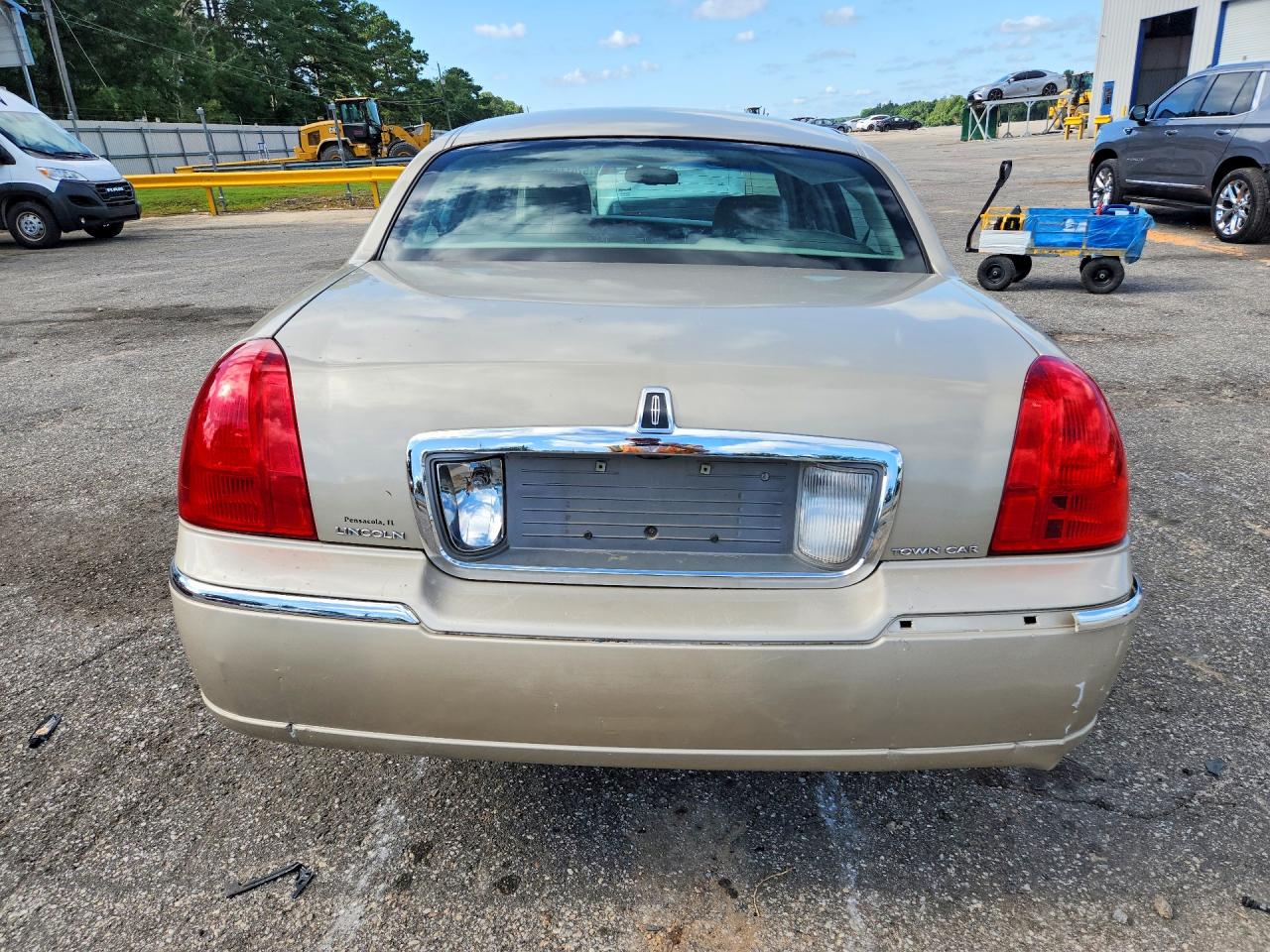2011 Lincoln Town Car Signature Limited Gold vin: 2LNBL8CVXBX761026