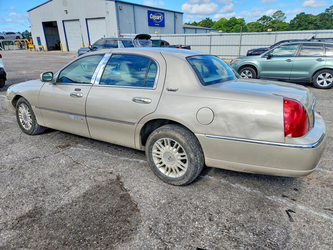 2011 Lincoln Town Car Signature Limited Gold vin: 2LNBL8CVXBX761026